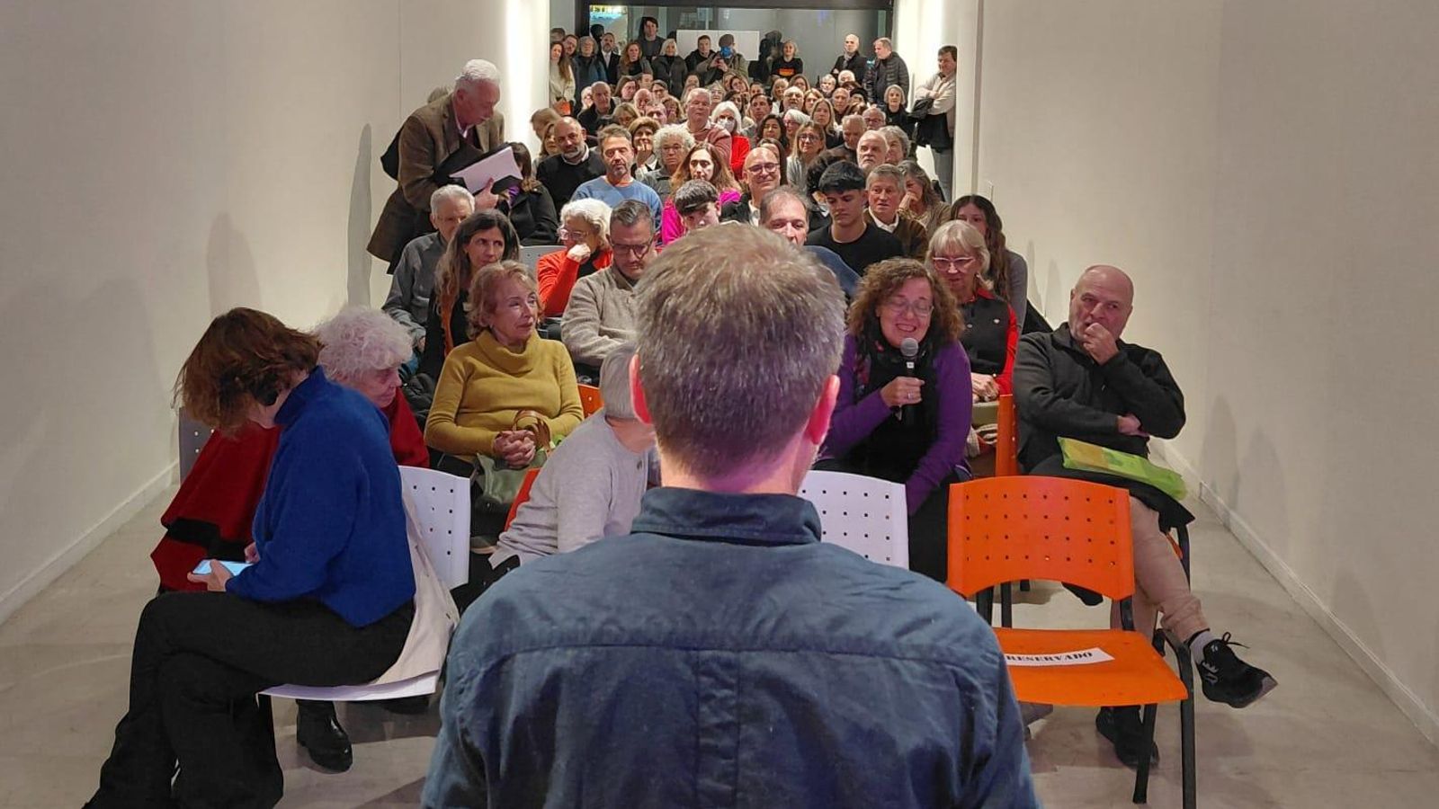 Público asistente a la presentación del libro de Lezcano