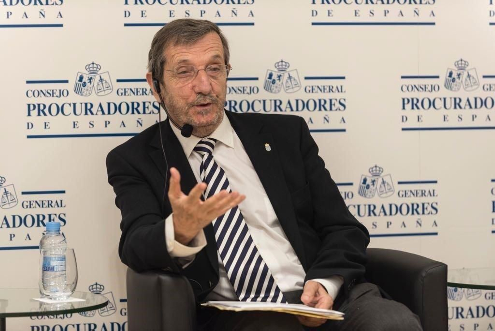 Enrique León Calviño en una conferencia.