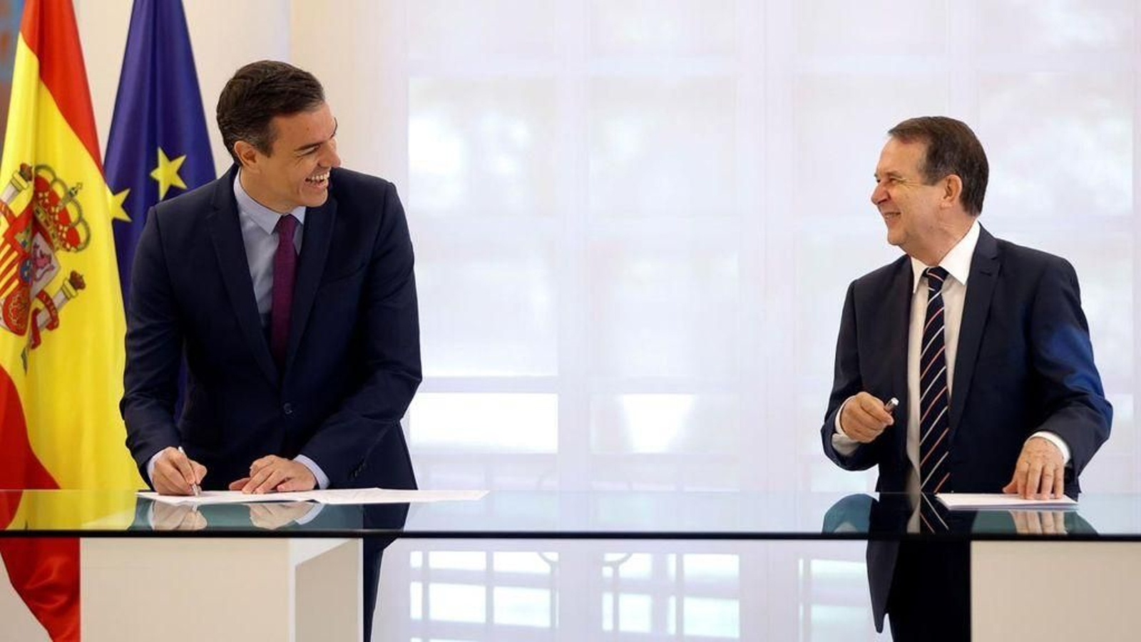 Pedro Sánchez y Abel Caballero, durante la firma del acuerdo de los remanentes.