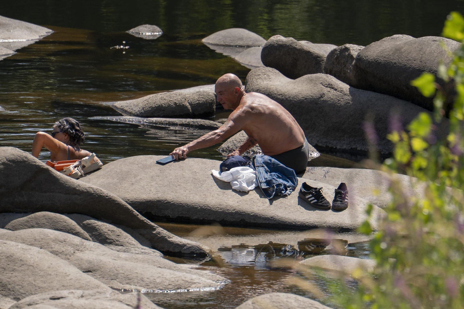 Galería | Viajeros, peregrinos y ourensanos viven una jornada de intenso calor en Ourense, en fotos
