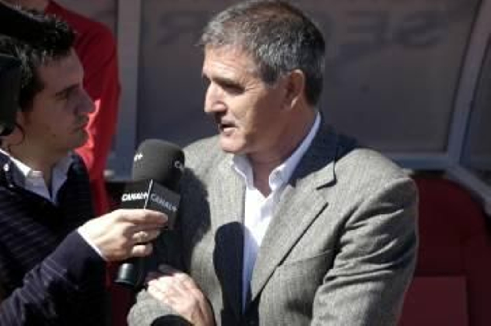 Paco Herrera atiende a los micrófonos de Canal+ antes del inicio del partido de ayer. La televisión no le dio suerte esta vez al Celta. Foto: S.E