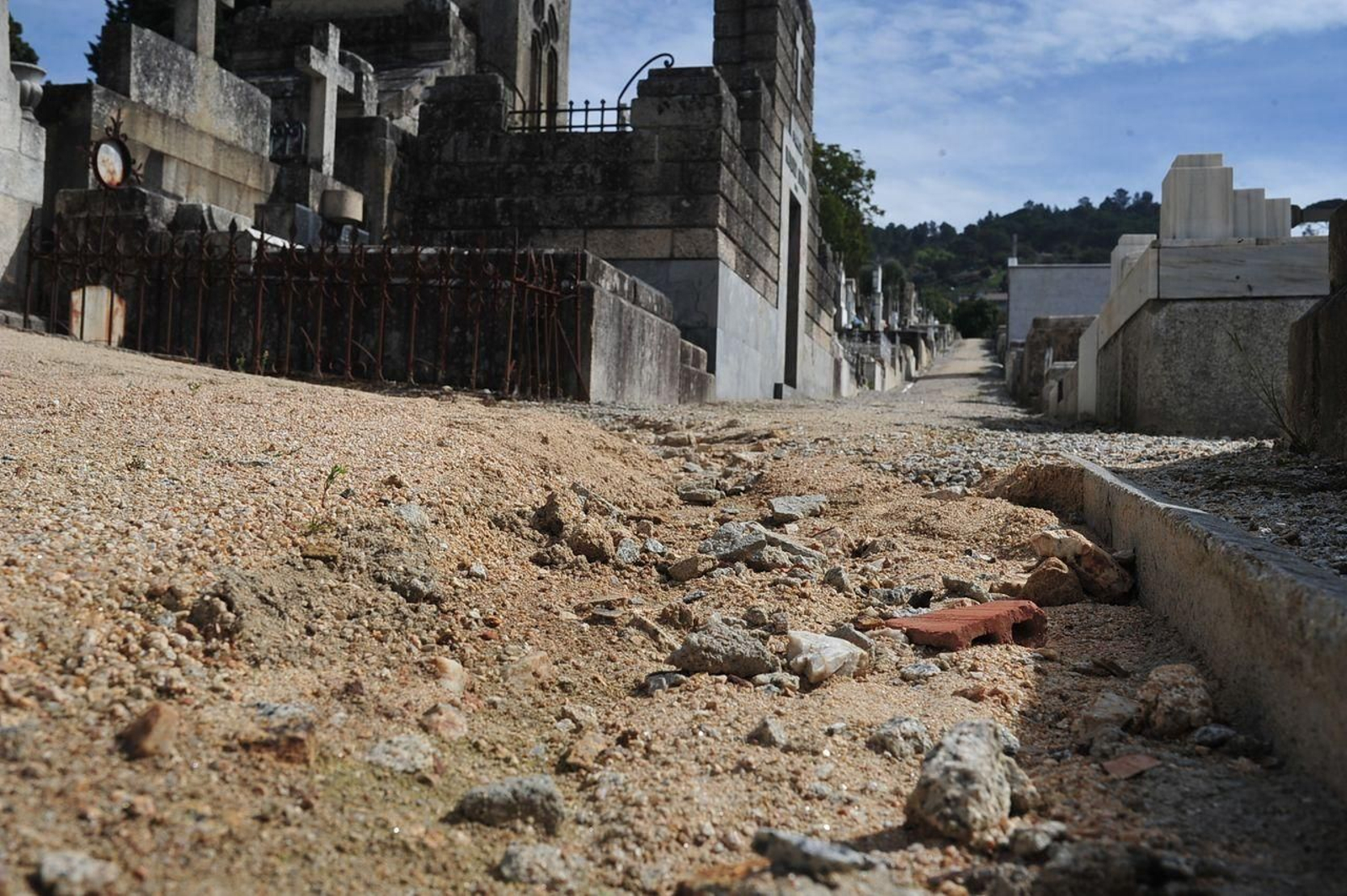 El mal estado de los caminos del cementerio de San Francisco (Foto: José Paz)
