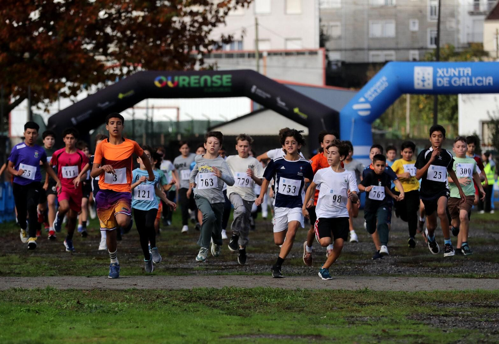 Los jóvenes corredores se entregan al máximo.