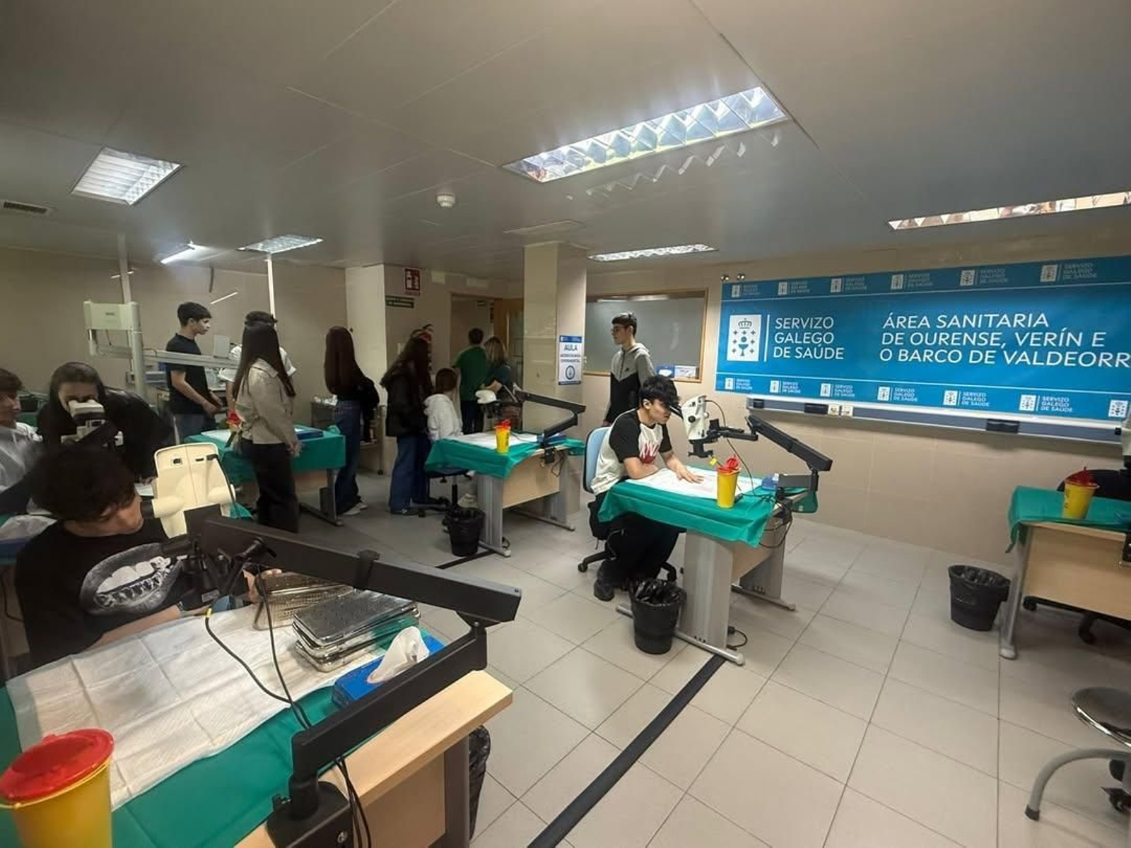 Visita dos alumnos do Luis Vives á Unidade de Simulación do CHUO