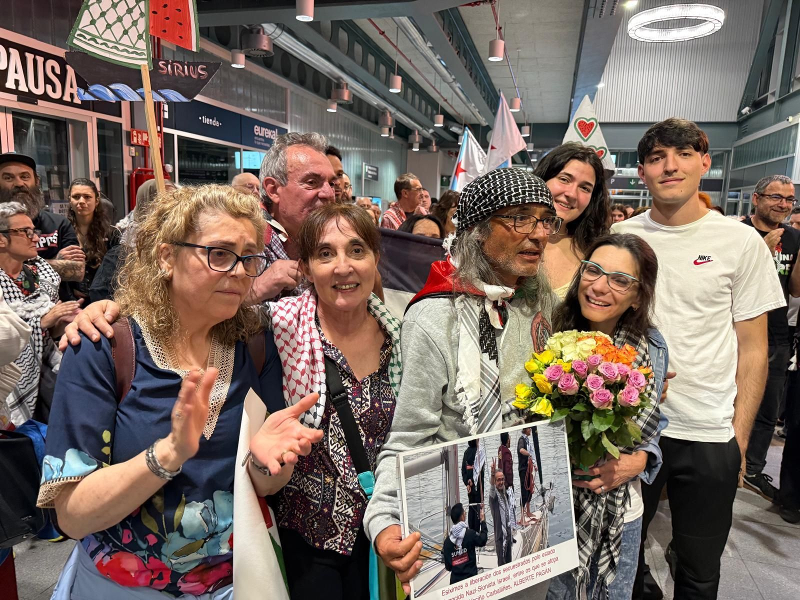 Alberte Pagán, recibido por familiares y amigos a su llegada a Santiago.