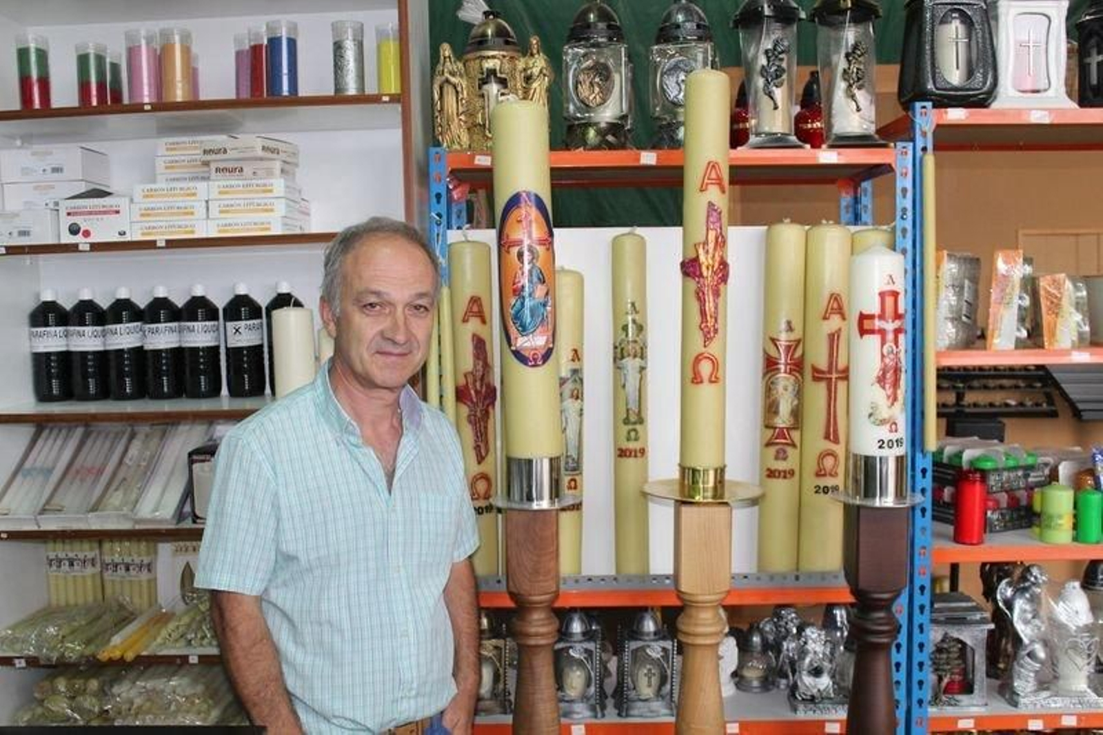 José Pan, dueño de la Cerería Diluz, la única de fabricación artesanal en la provincia.