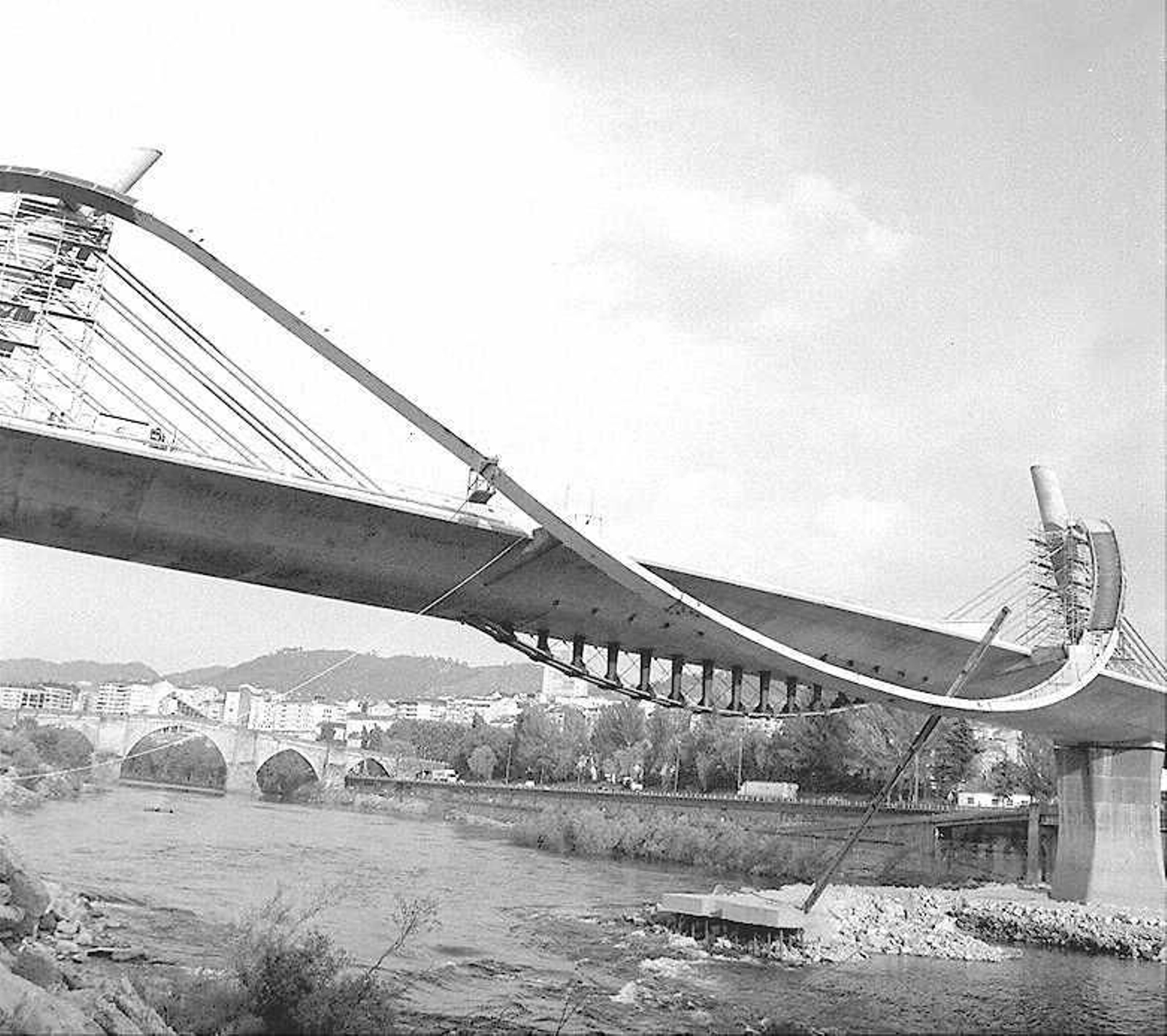 La construcción del emblemático Puente del Milenio hace 25 años cambiaba el skyline de Ourense, en fotos