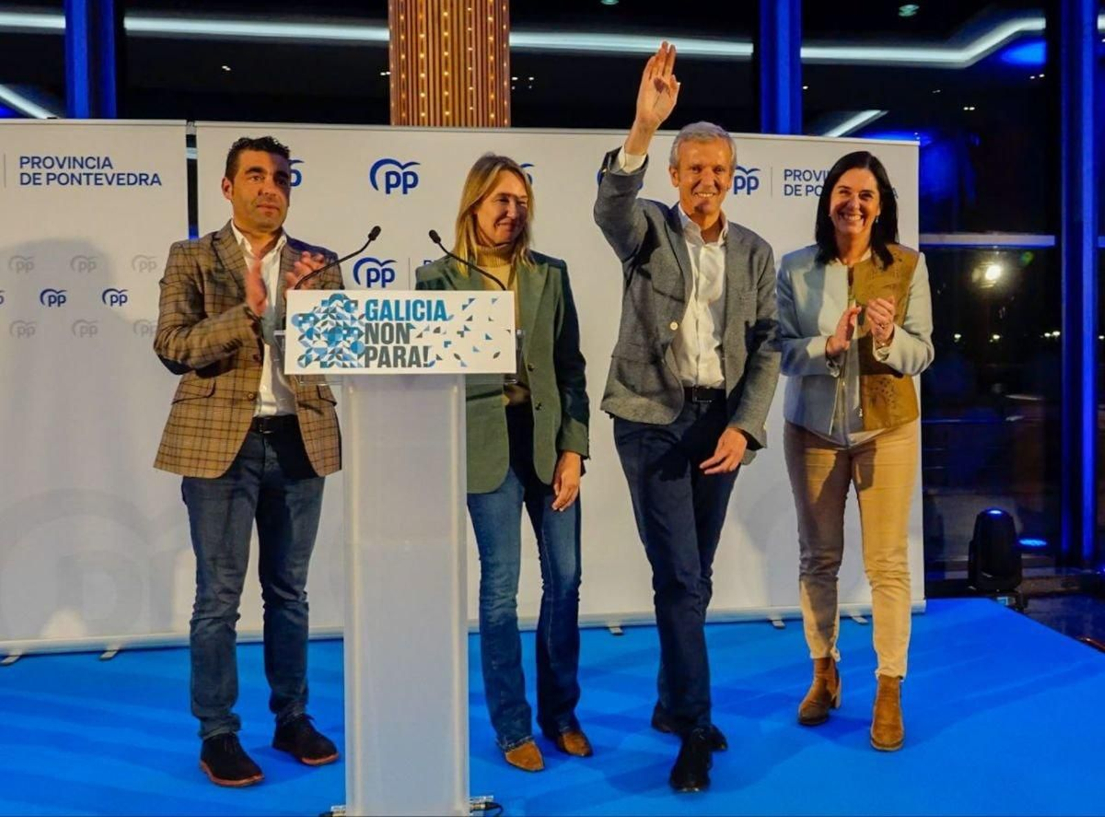 Rueda saluda ante Luis López, Marta Fernández-Tapias y Paula Prado.