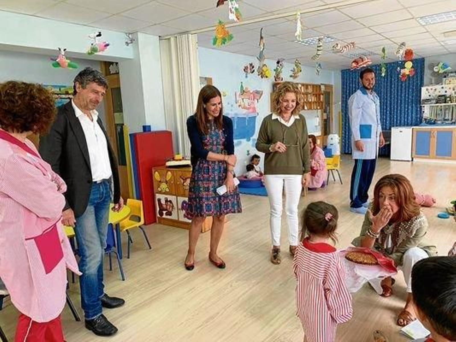 Marisol Díaz estuvo acompañada por el alcalde, Antonio Puga, y la directora del centro, Begoña González.