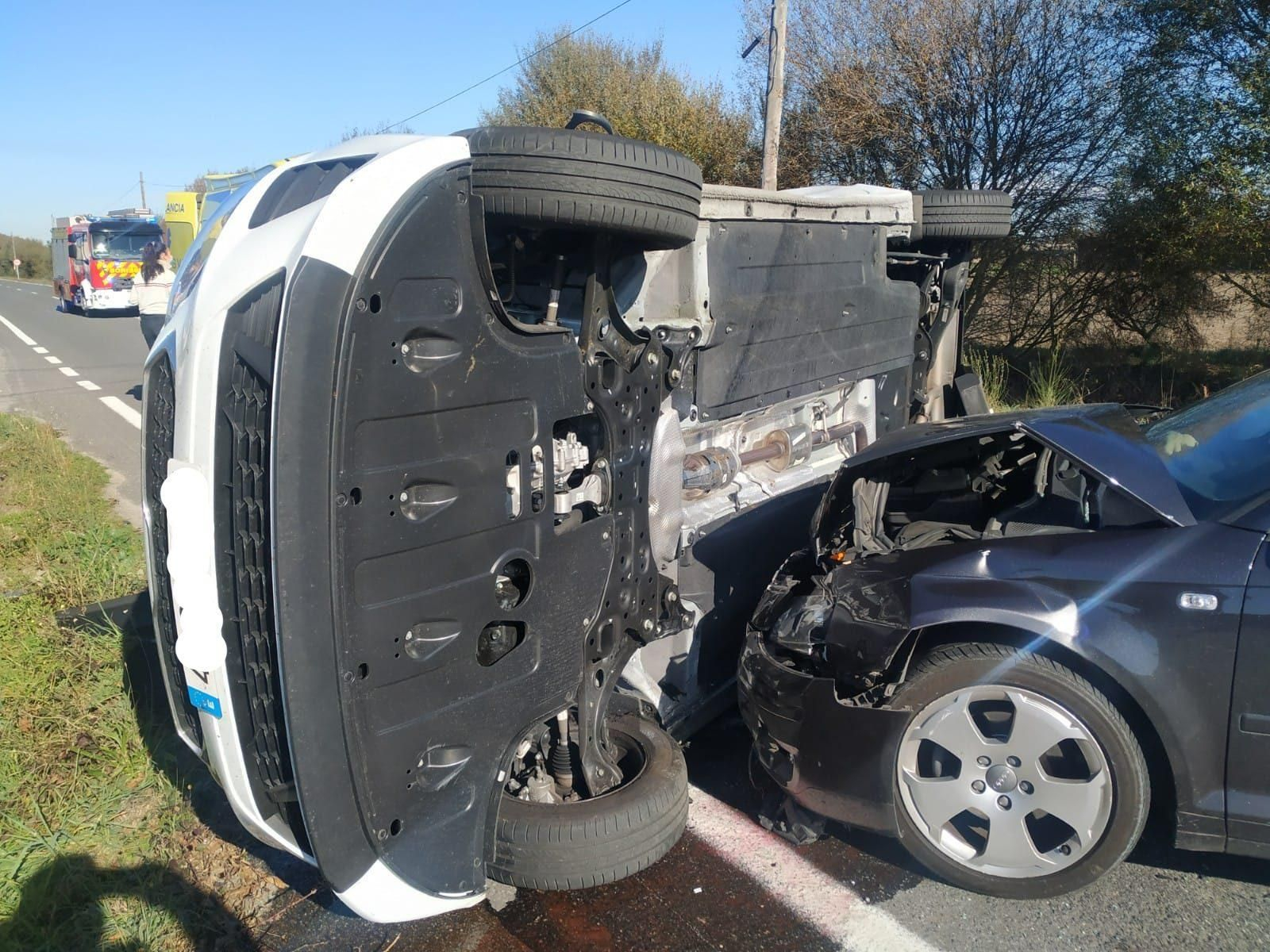 Uno de los turismos volcó como resultado del impacto.