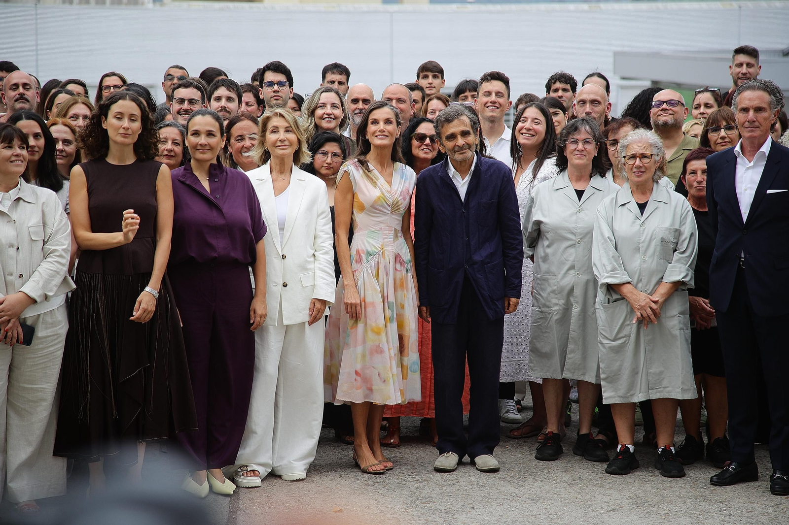 Galería | Desde la exposición hasta los talleres, el recorrido de la reina Letizia por Adolfo Domínguez en su 50 aniversario