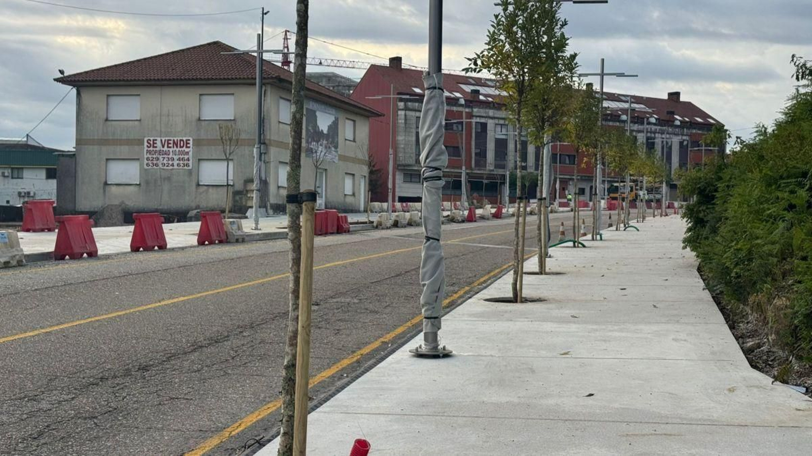 Las obras avanzan y ya se puede ver el ancho de aceras, iluminación y arbolado.