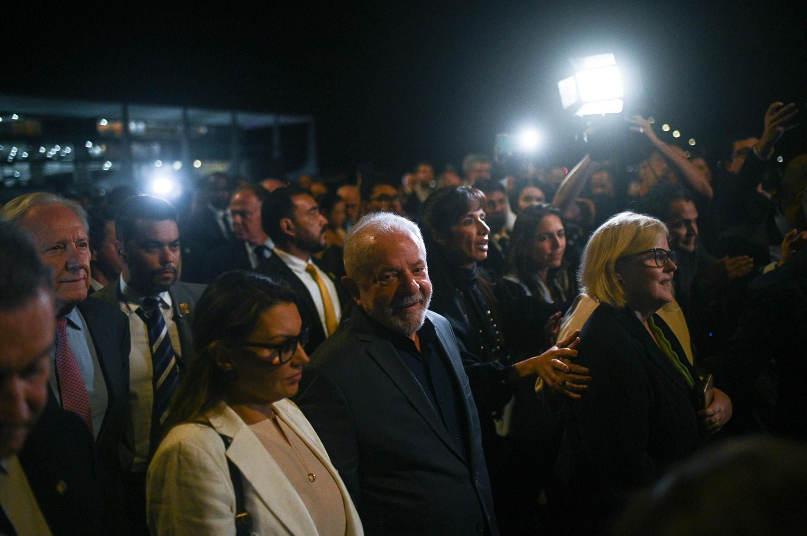 El presidente de Brasil, Lula da Silva, junto a gobernadores y la presidenta del Supremo Tribunal Federal a su salida del Palacio del Planalto. // EFE/ André Borges