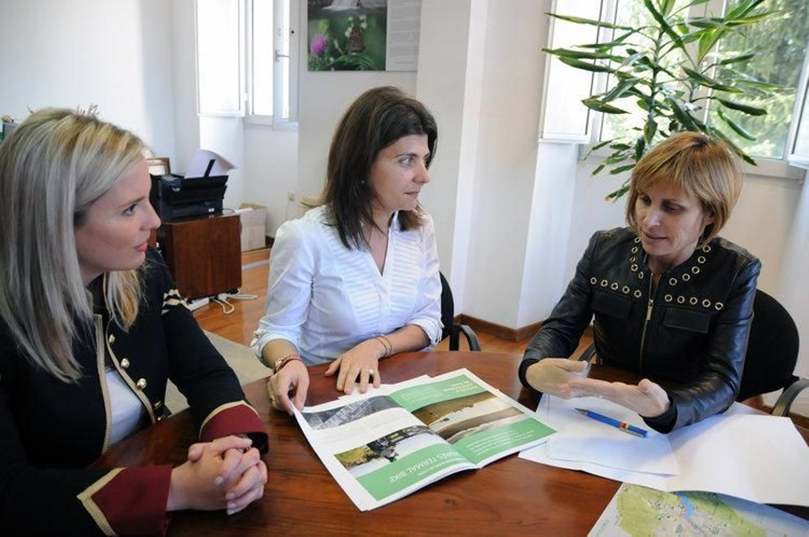 Silvia Dorado, Maria del Carmen Yáñez y Nava Castro, tras la firma del convenio.