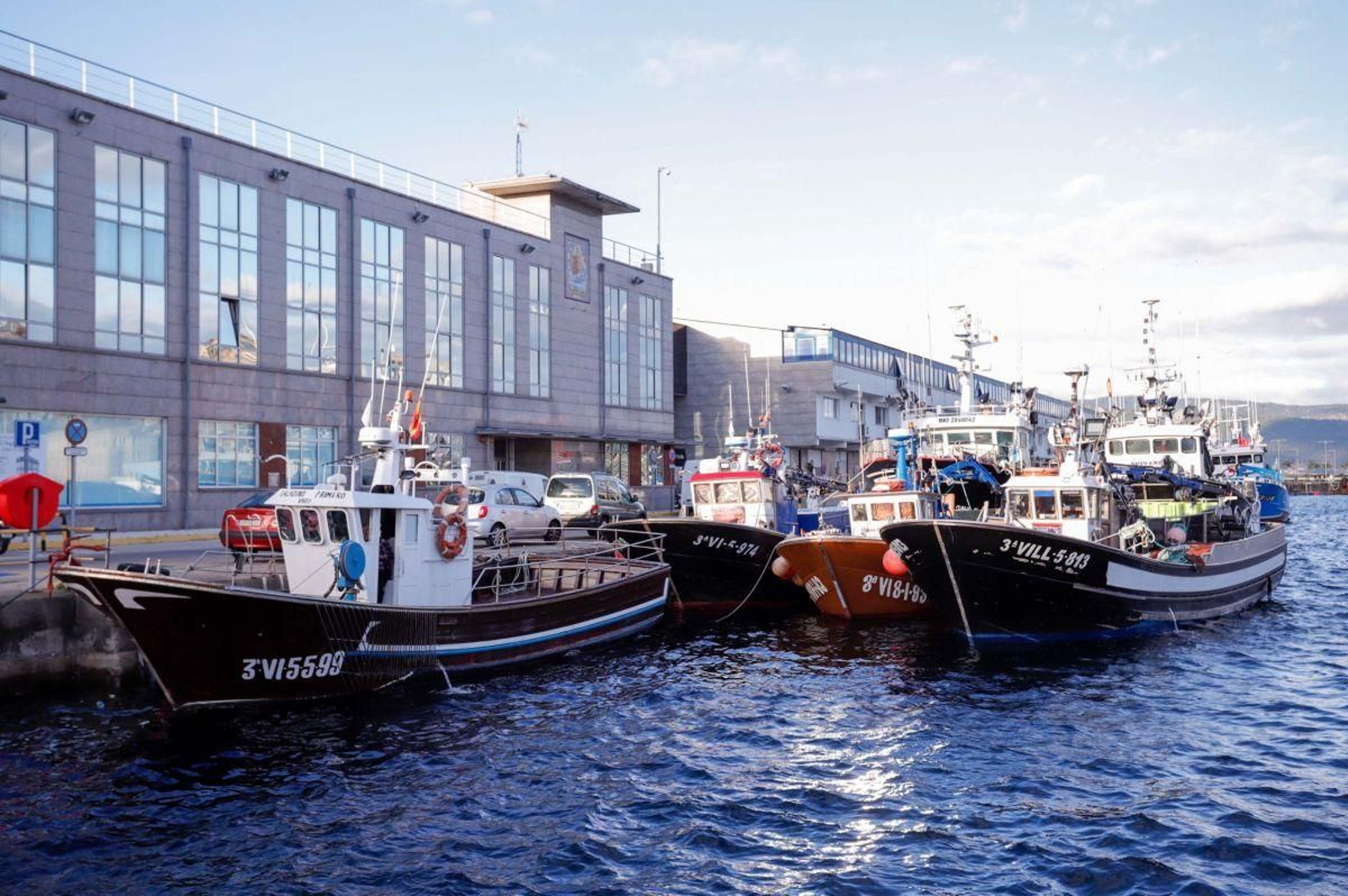 Barcos amarrados en el muelle de O Berbés.