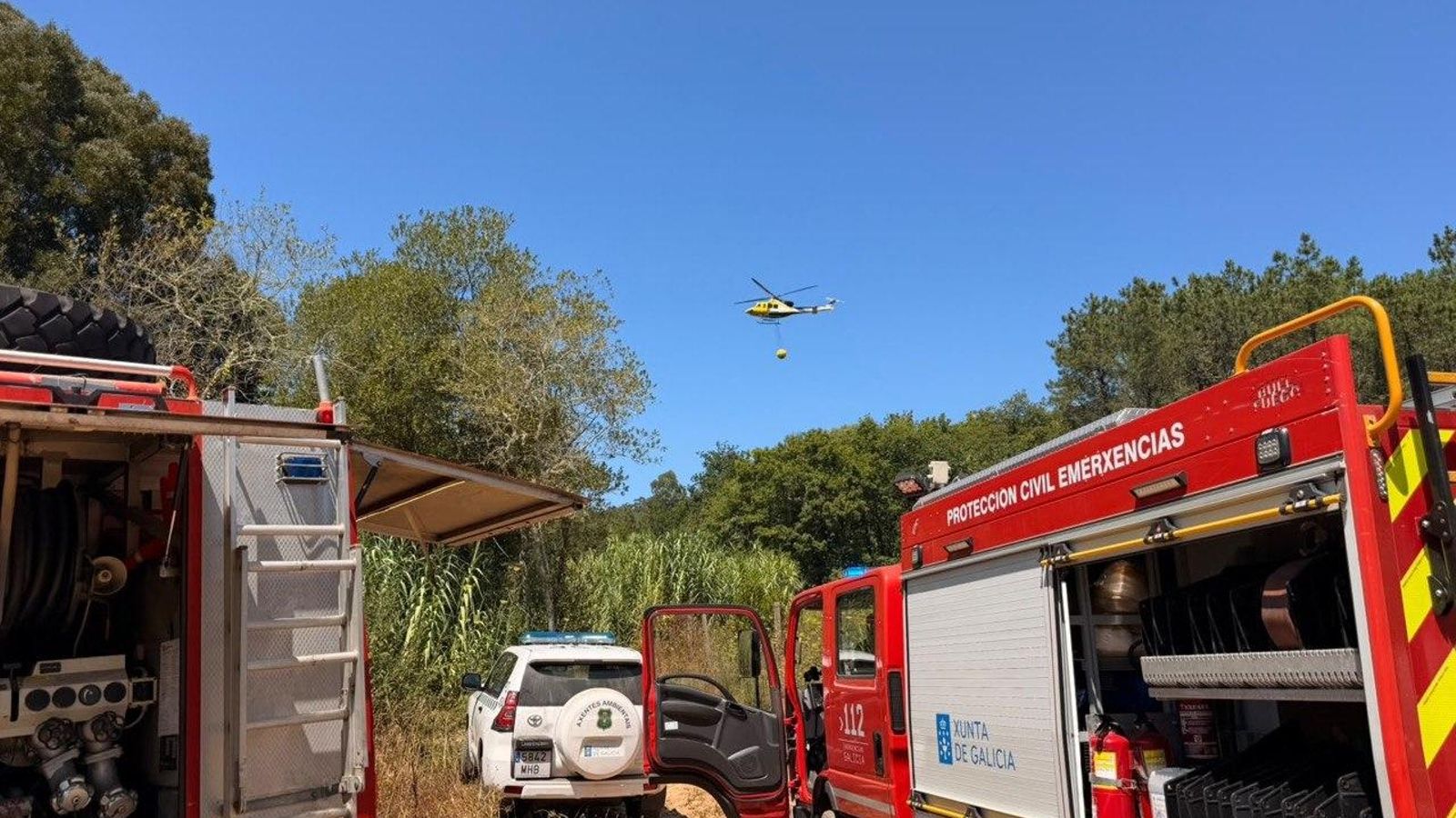 El operativo de extinción en las inmediaciones de la playa de Barra.