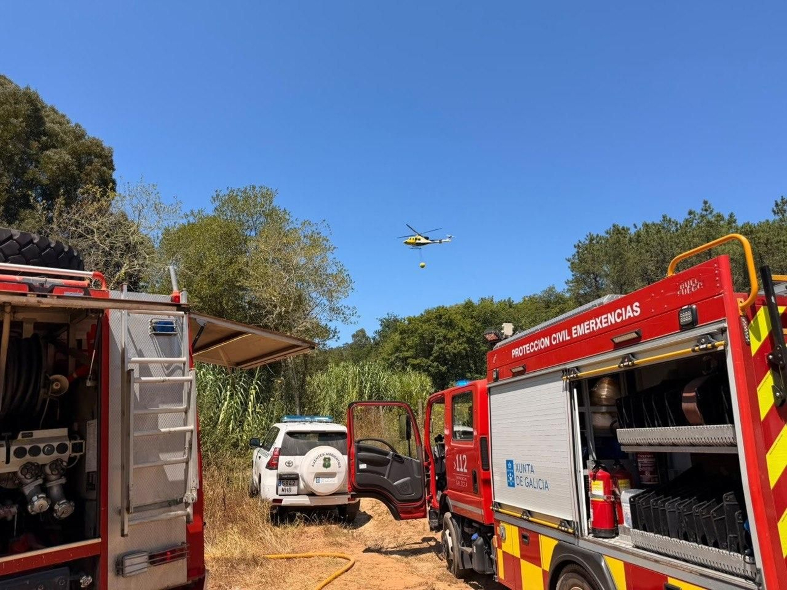 El operativo de extinción en las inmediaciones de la playa de Barra.