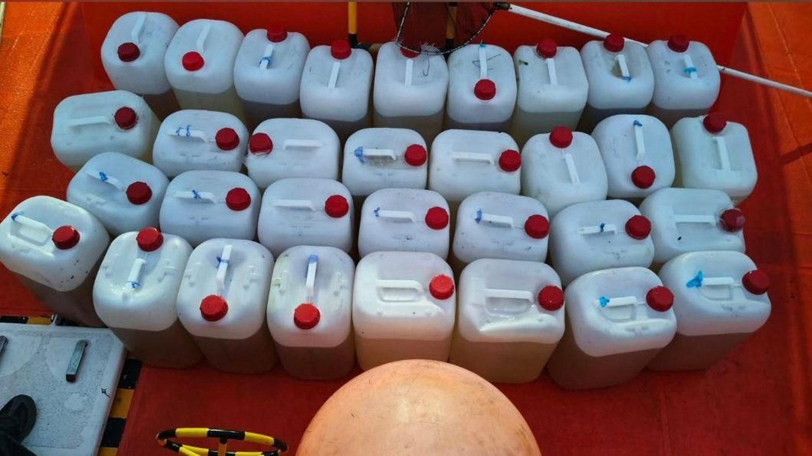 Las garrafas de gasóleo y gasolina recogidas en la ría de Vigo.