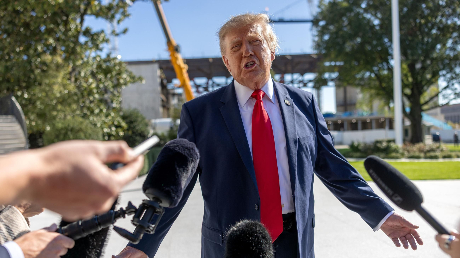 El presidente estadounidense Donald Trump habla con los periodistas frente a la Casa Blanca mientras parte hacia un acto de campaña en Fort Myers, Florida, a bordo del helicóptero Marine One el viernes 23 de octubre de 2026 en Washington, D.C.