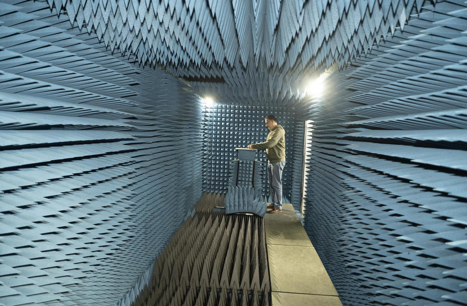 Un investigador de atlanTTic, el centro que más recauda, en una cámara semianecoica.
