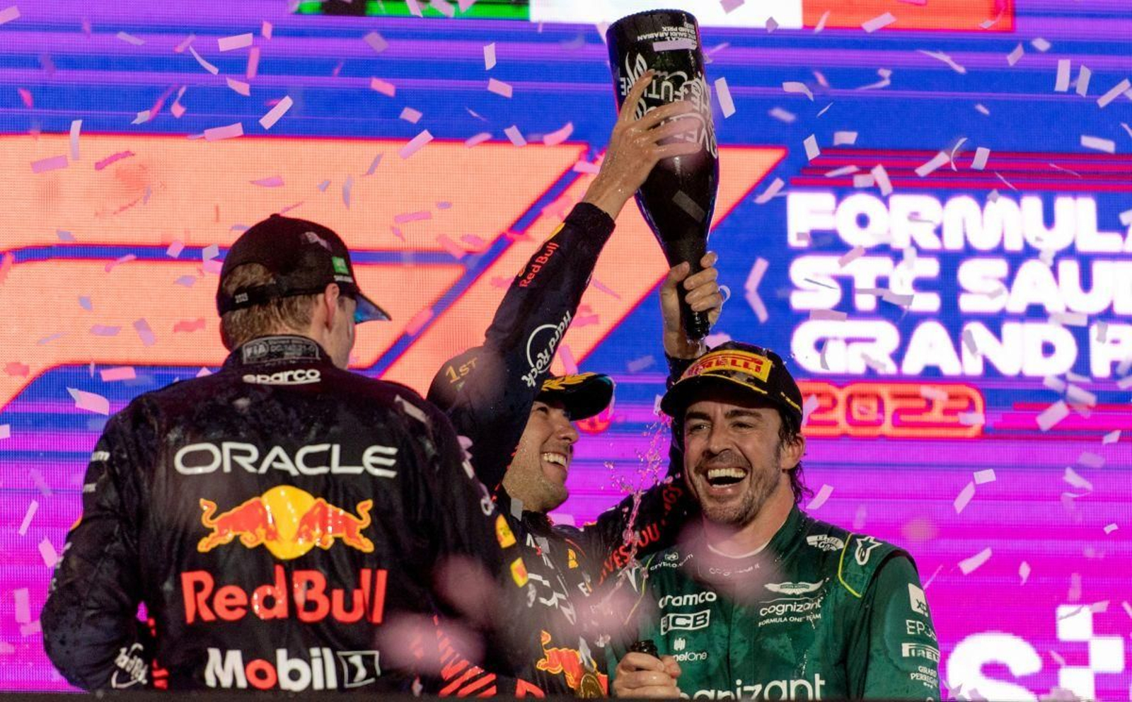 Alonso disfruta subido en un podio minutos que luego perdió para volver a recuperarlo después.