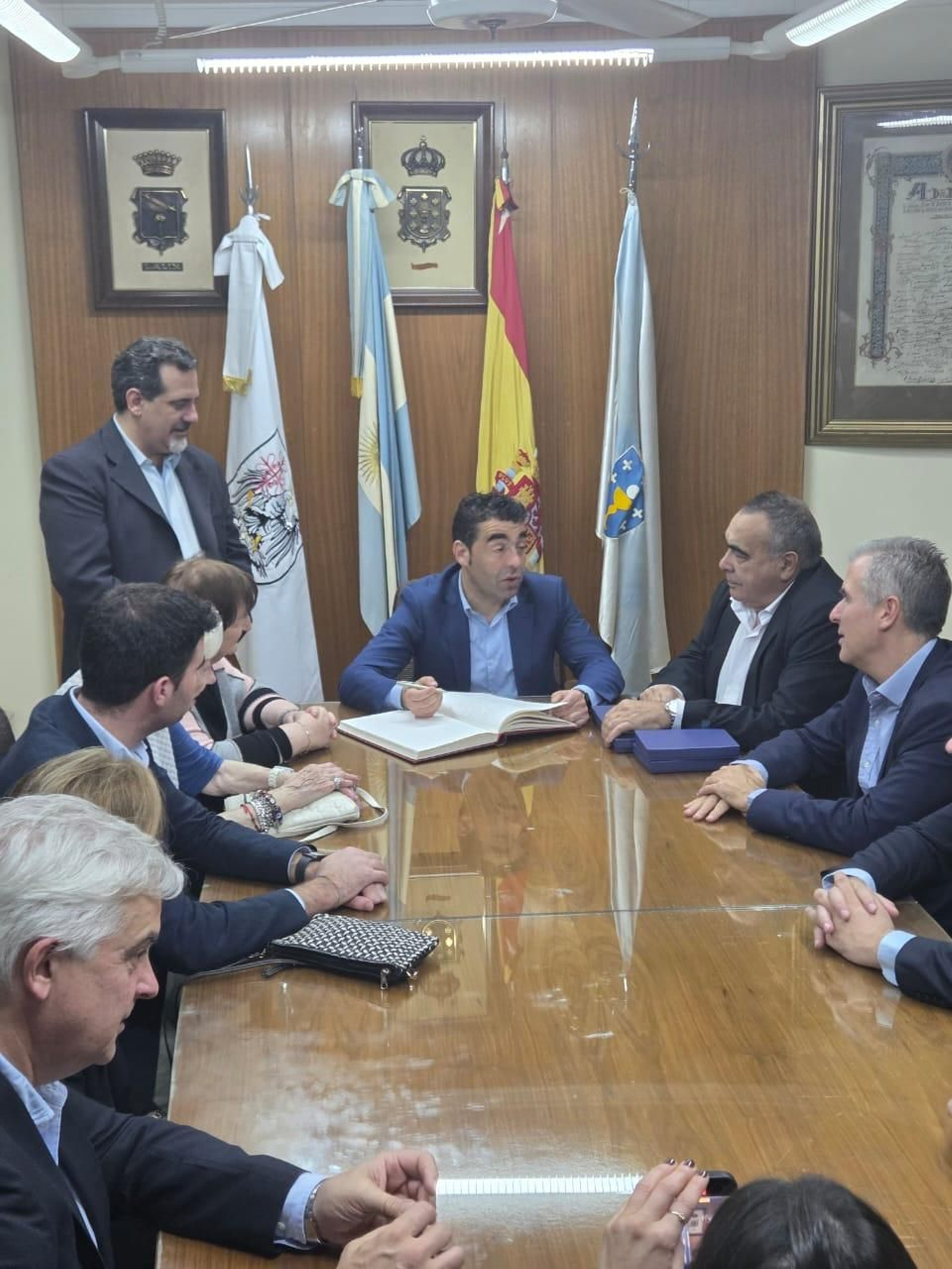 Visita al Centro Lalín, Agolada y Silleda, recibido por su presidente, José Gonzàlez Costa y miembros de la comisiónj directiva con la presencia del Delegado de la Xunta, Alejandro López Dobarro