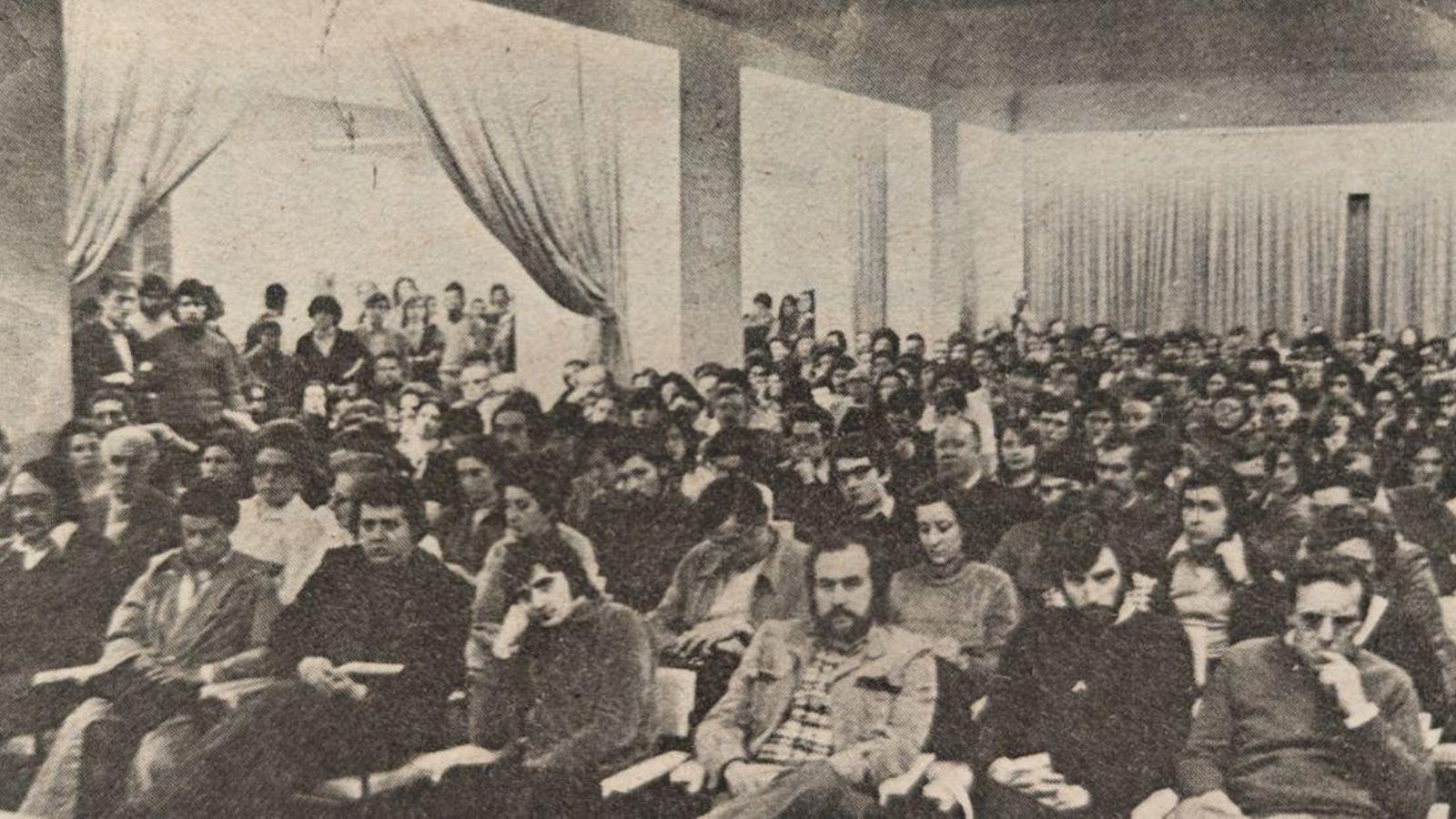 El Ateneo de Orense abarrotado de público.