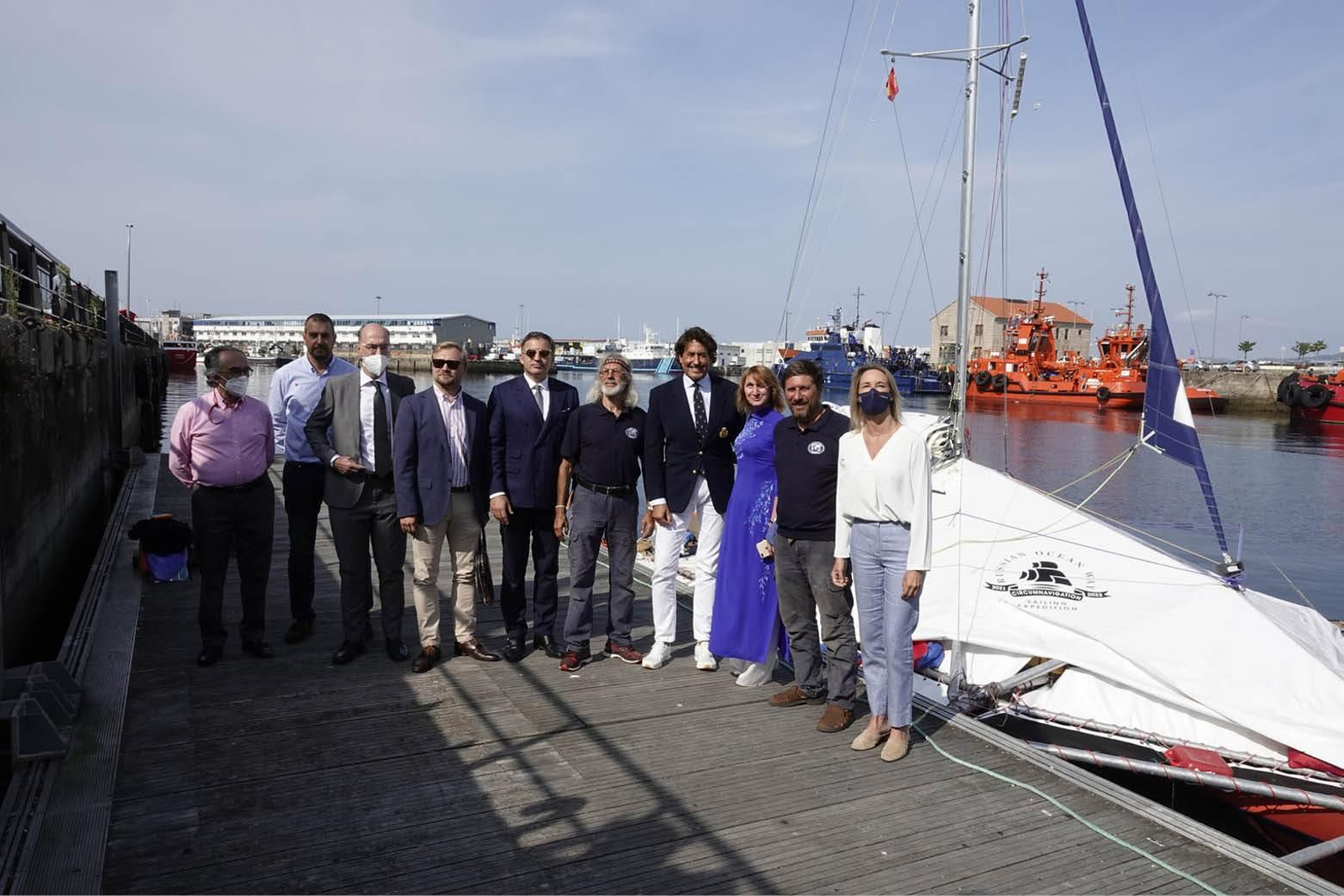 Los tripulantes rusos posaron ante el trimarán “Russian Ocean Way”, junto a Marichalar y el resto de las autoridades que acudieron a la recepción.