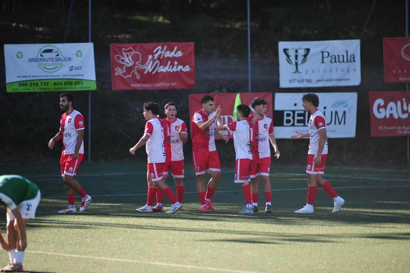 David Ferreiro, en el centro y con el brazo en alto, celebra junto a sus compañeos el gol que abrió el marcador.