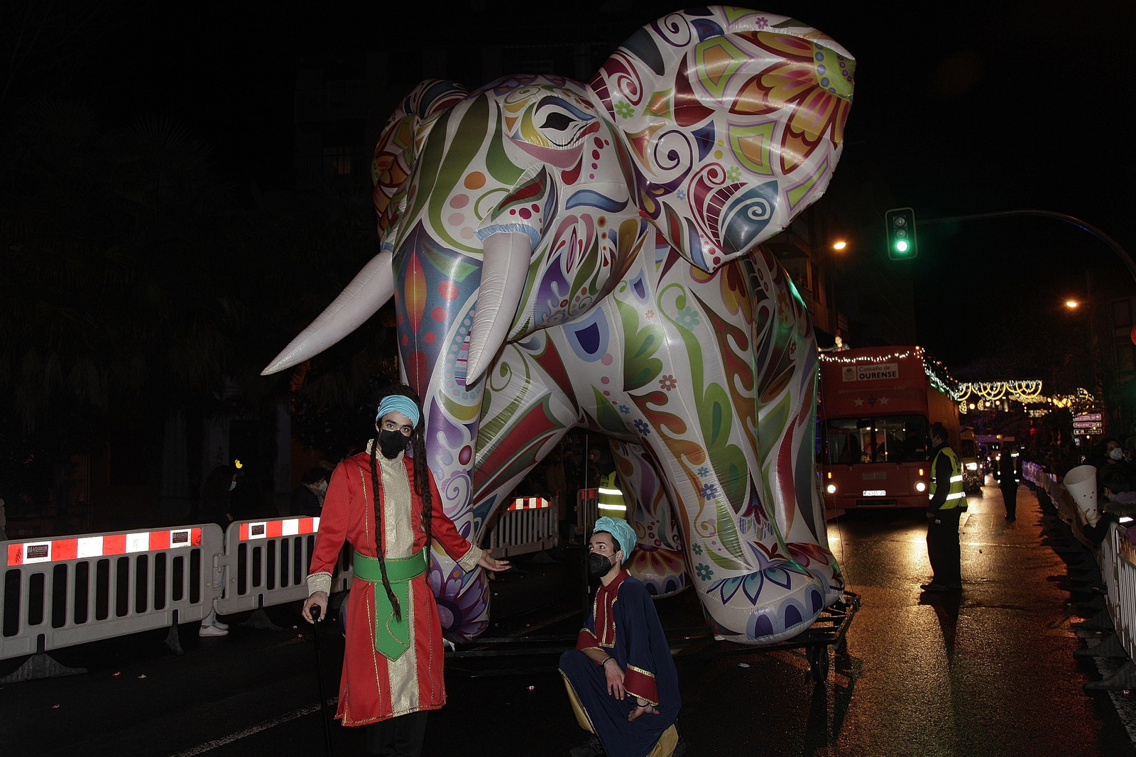 OURENSE. Fantasía y luz en el desfile de los Reyes Magos por la ciudad. // Miguel Ángel