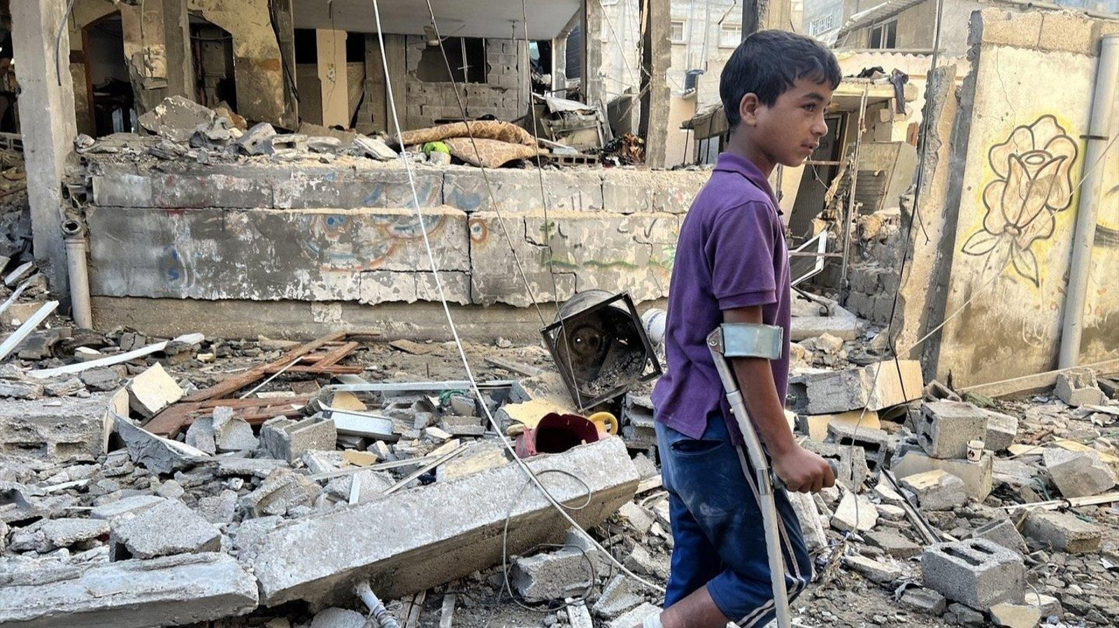 Un niño lesionado, entre las ruinas de Rafa, en el sur de Gaza. // E.P.