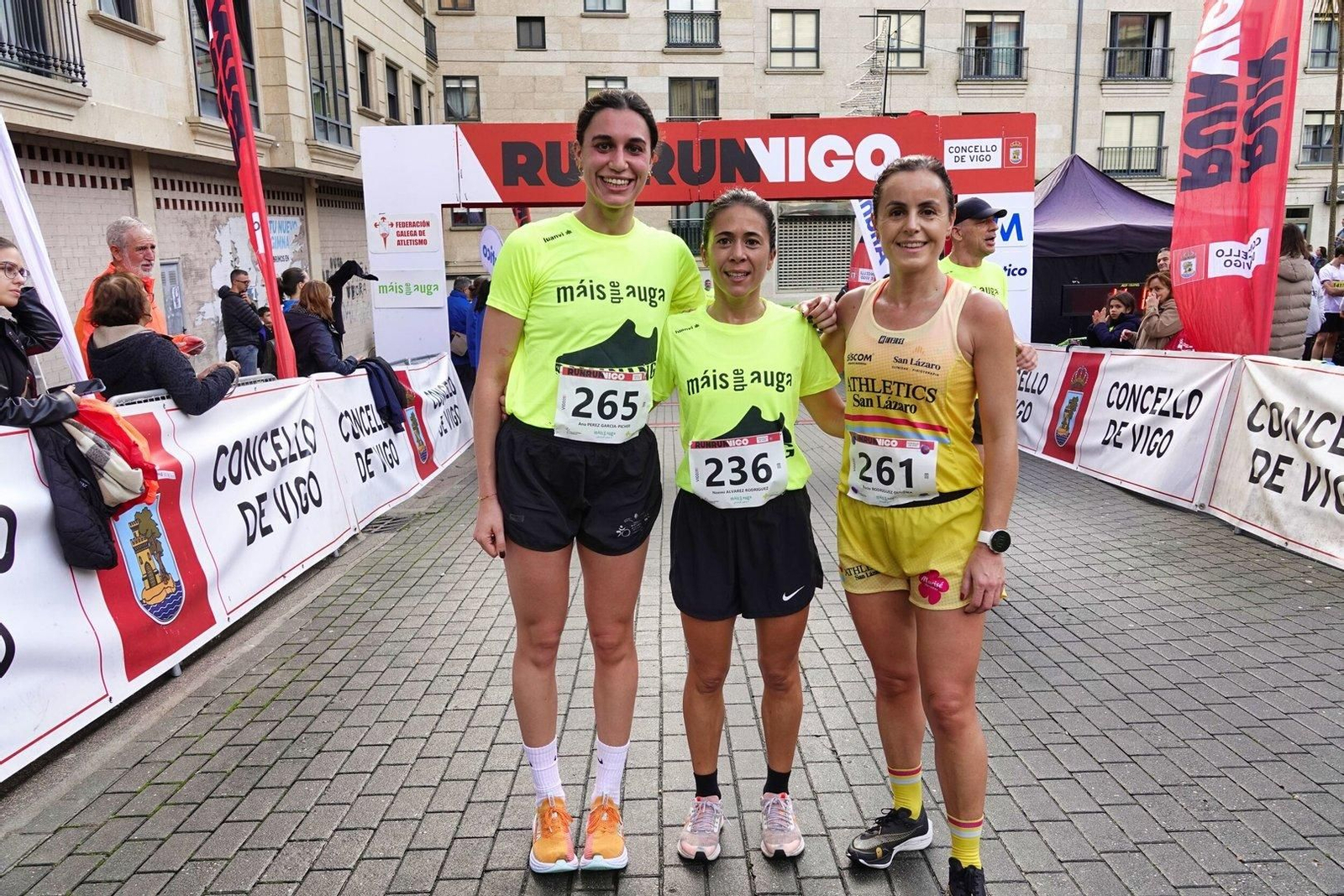 Las tres primeras en la categoría femenina en la Vigo+11 en Coia.