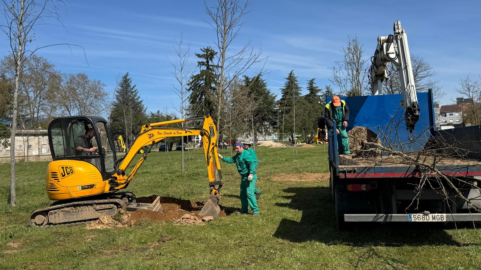 Operarios municipales plantando un liquidámbar, este jueves en Fontenova.