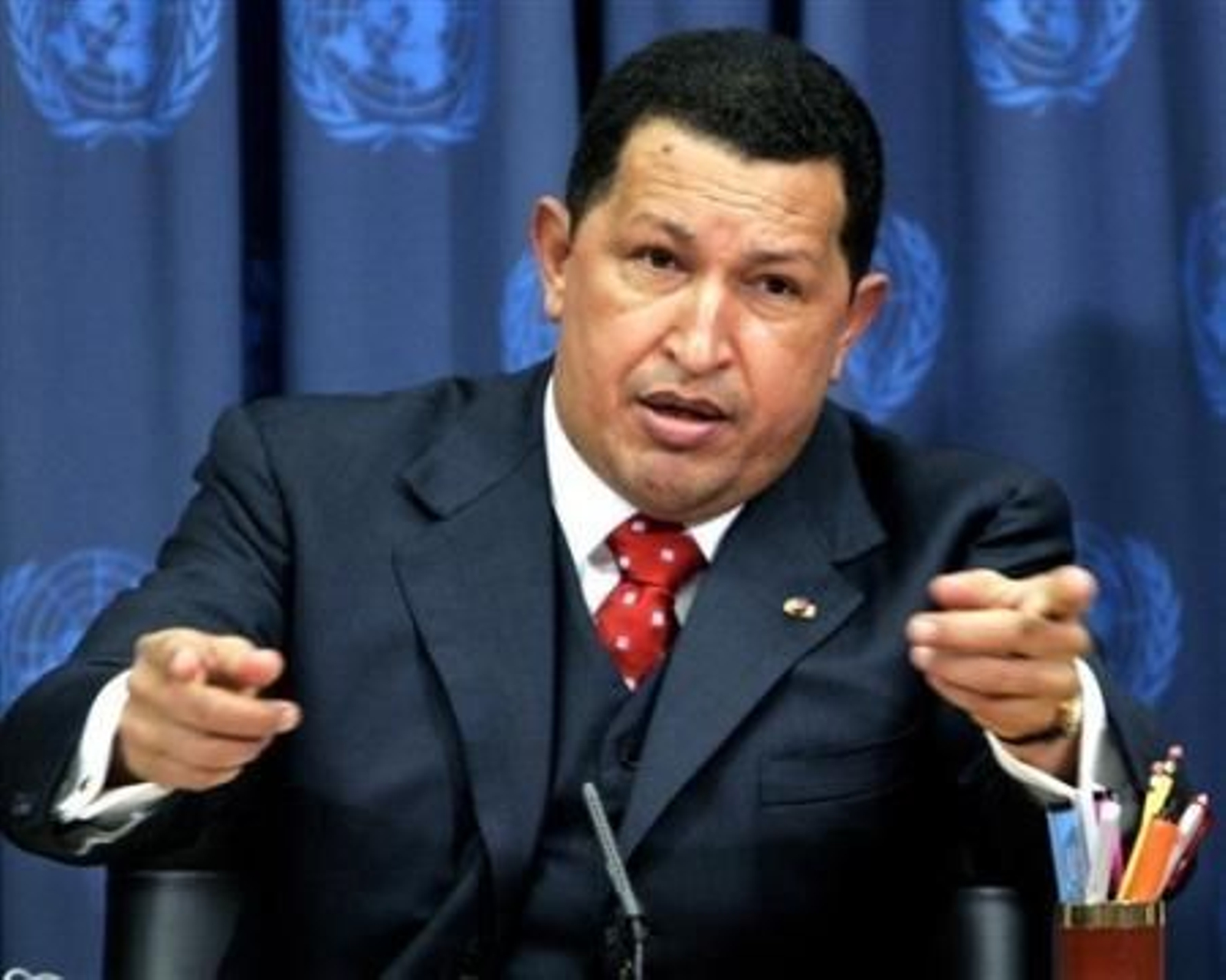 Hugo Chávez, presidente de Venezuela, dedica unas 'cariñosas' palabras a la canciller Angela Merkel.