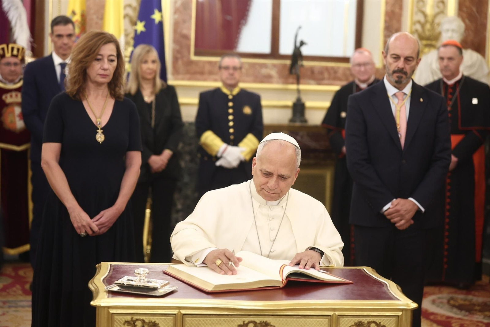 Galería | Las mejores fotos del tercer día de la visita del papa León XIV en Madrid, del Congreso al Bernabéu