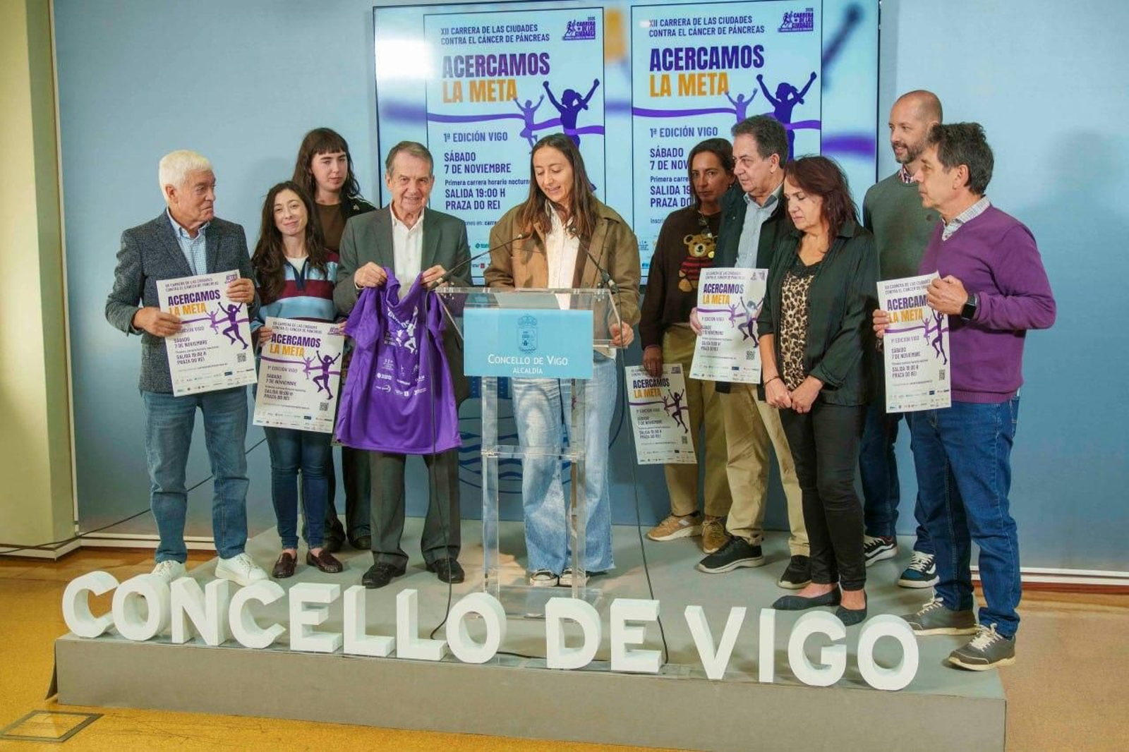 La digestóloga María Milagros Rodríguez, junto al alcalde vigués durante la presentación del evento.