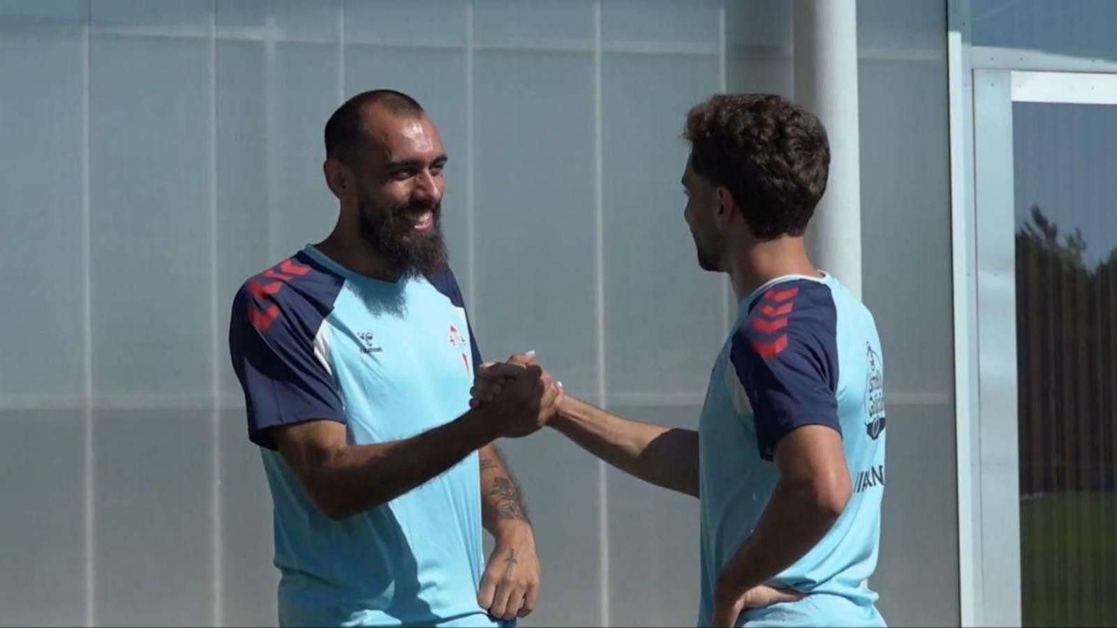 Borja Iglesias saluda a Javi Rueda en su vuelta a los entrenamientos.