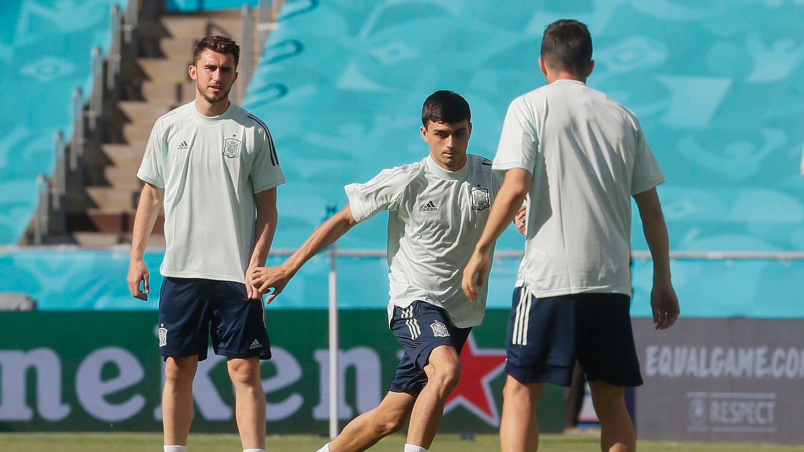 El barcelonista Pedri, con el balón, en el entrenamiento de la selección española en La Cartuja.