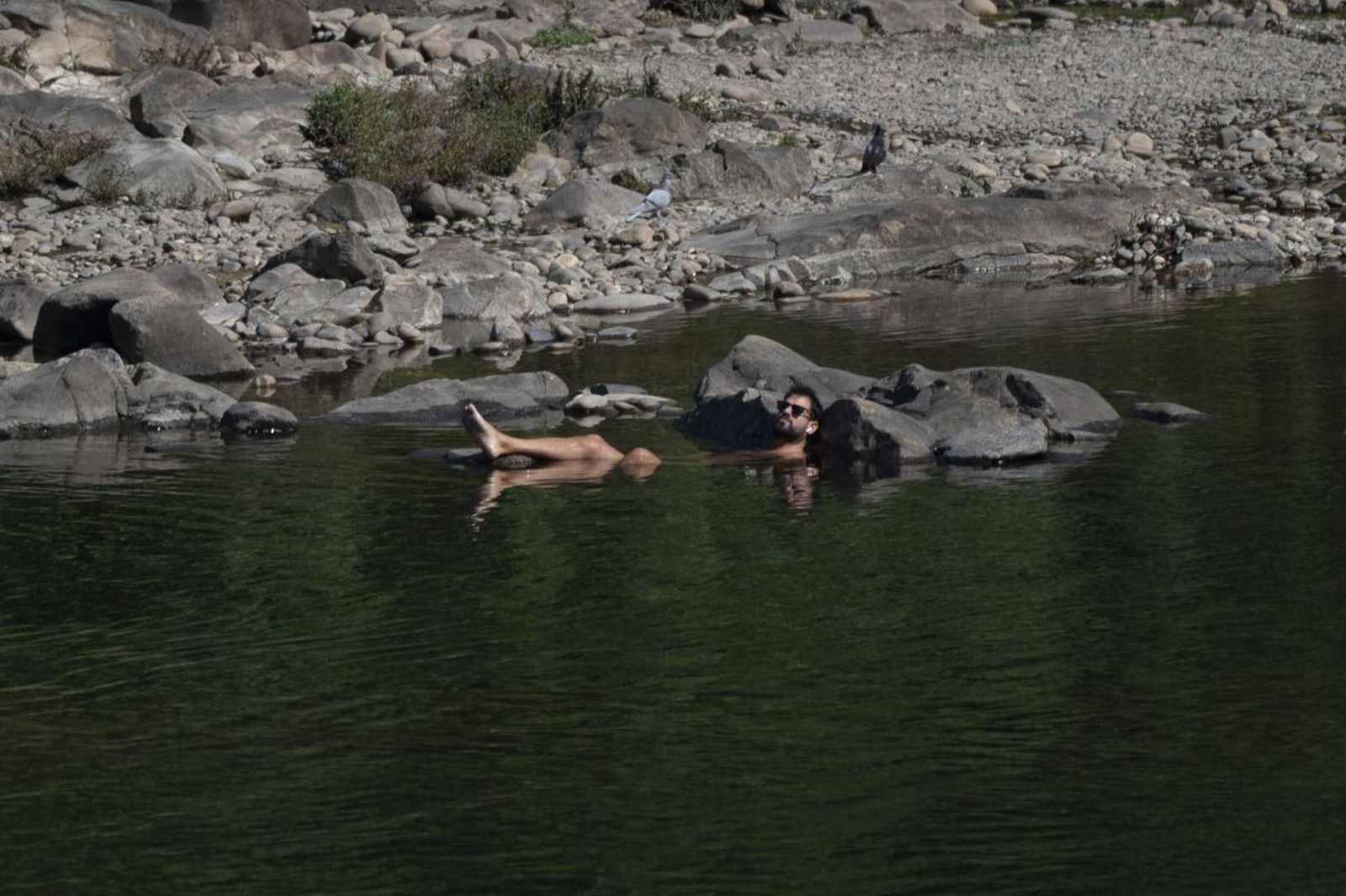 Los ourensanos se echaron al río en un sofocante domingo.