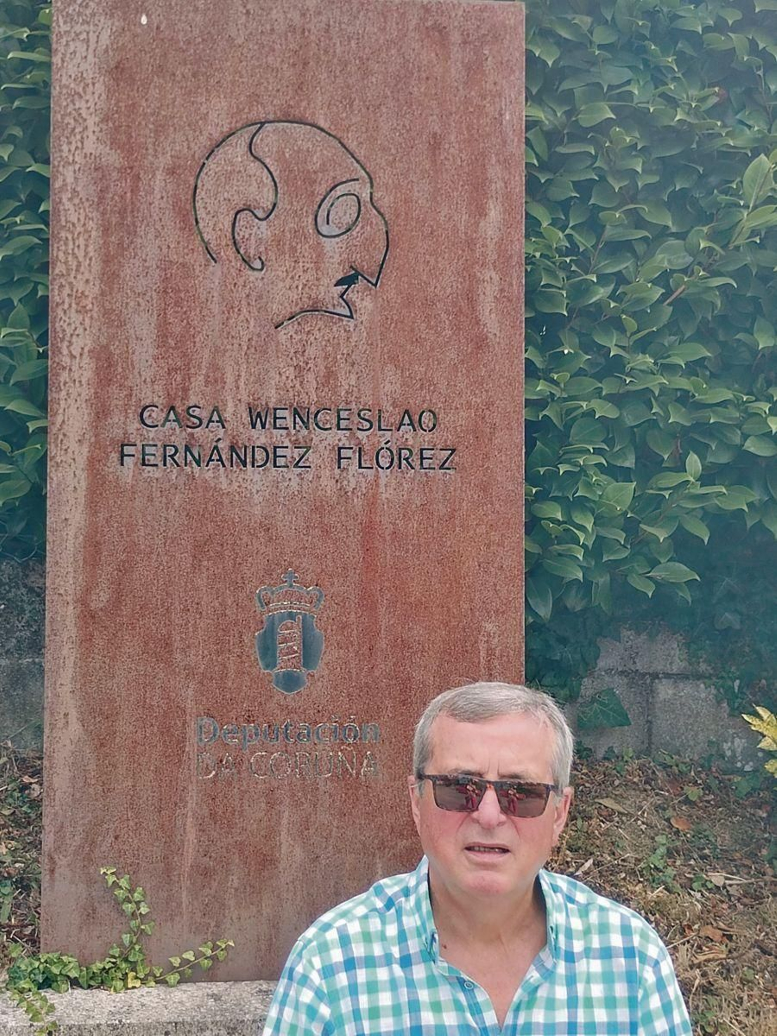 El coleccionista ante la casa del escritor en Cecebre (La Coruña).