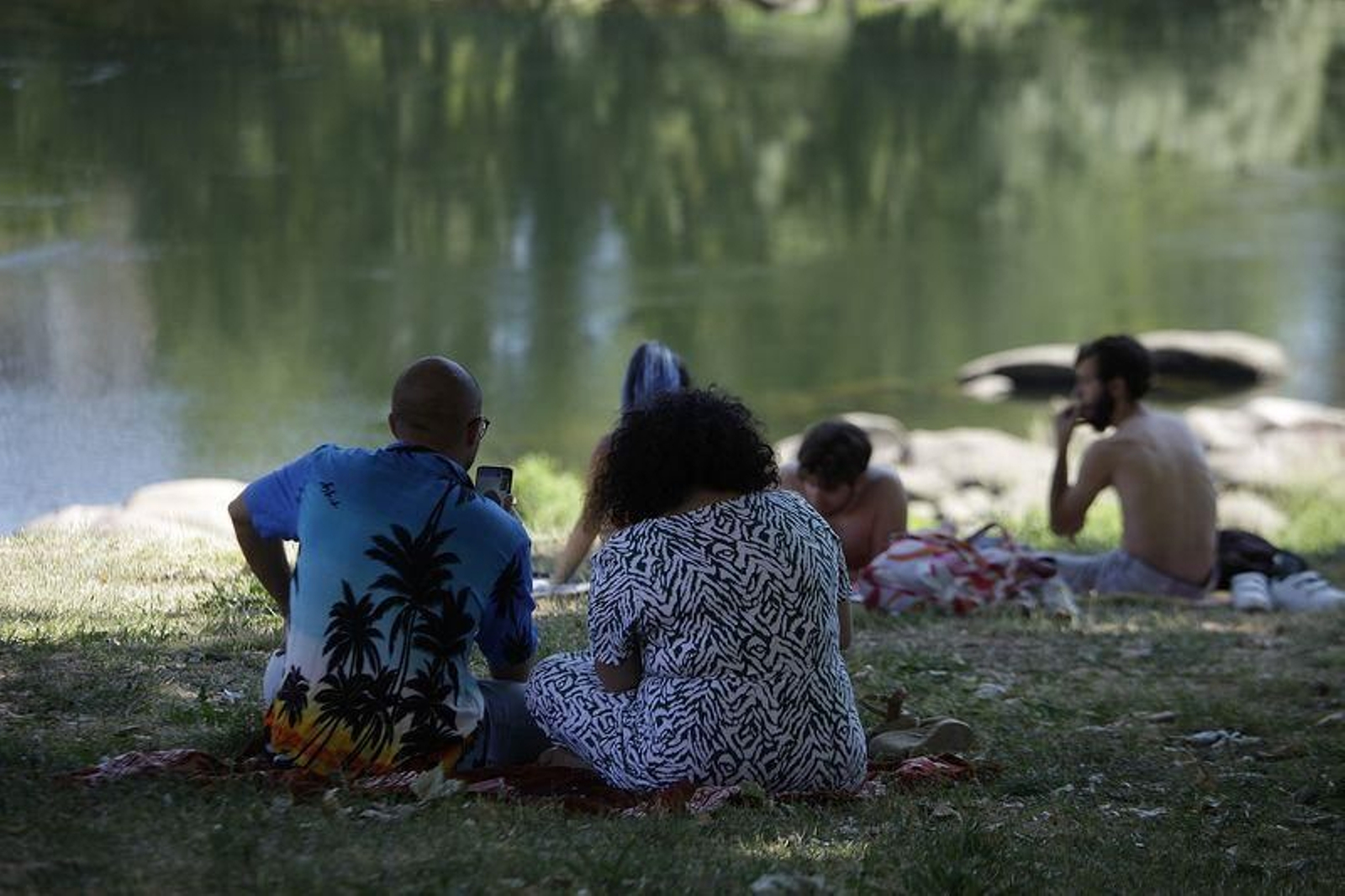 Varias personas a orillas del Miño (MIGUEL ÁNGEL).