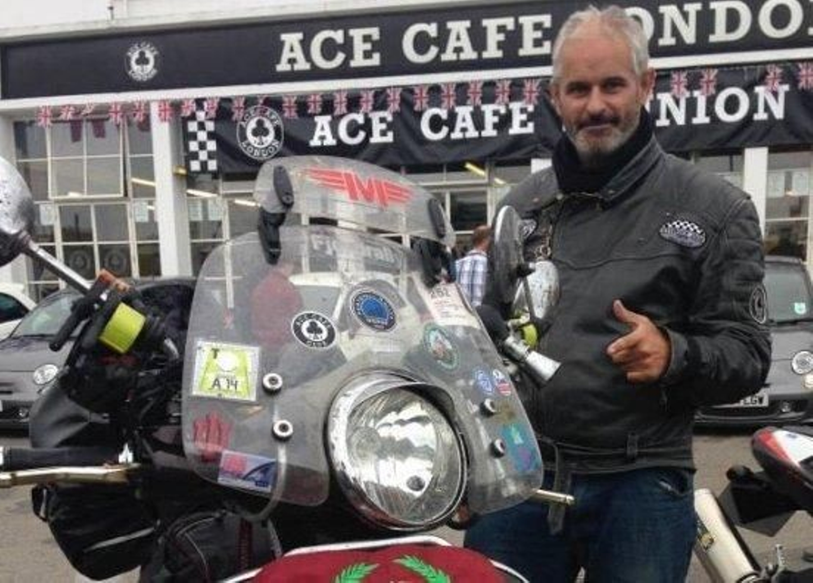 Juan Antonio Fernández, con su Vespa.