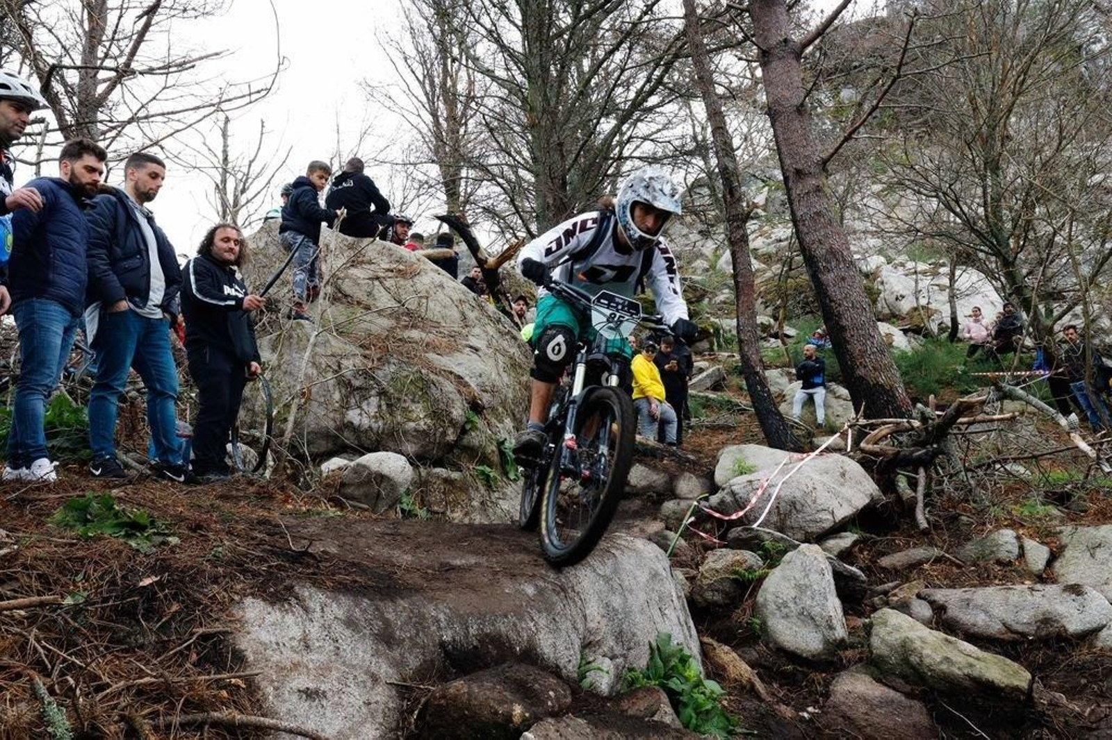 El Enduro del Vigo Bike Contest fue seguido por un buen número de aficionados en la ladera del monte de Coruxo.