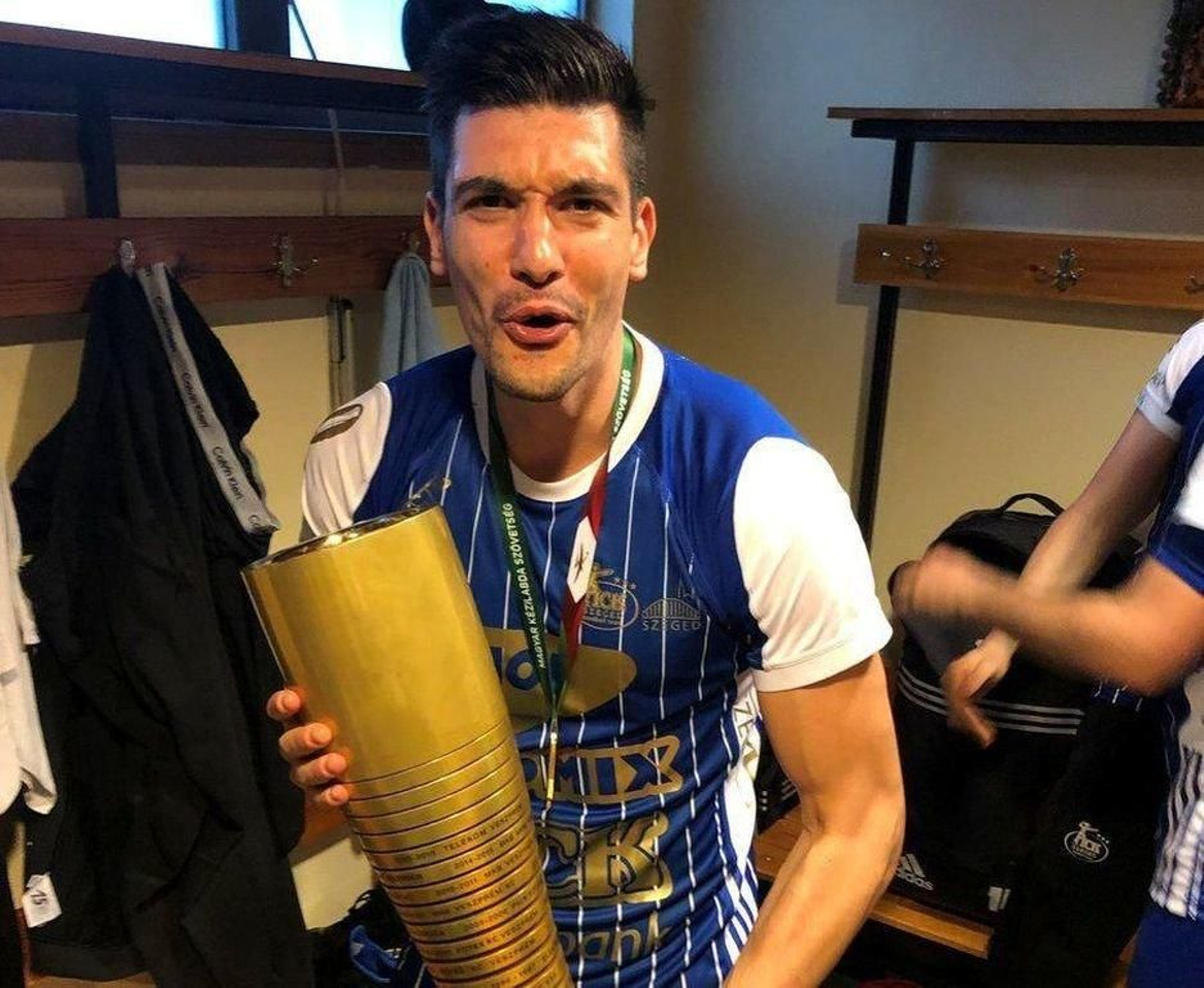 Pedro Rodríguez, con la Copa húngara conquistada con el Pick.