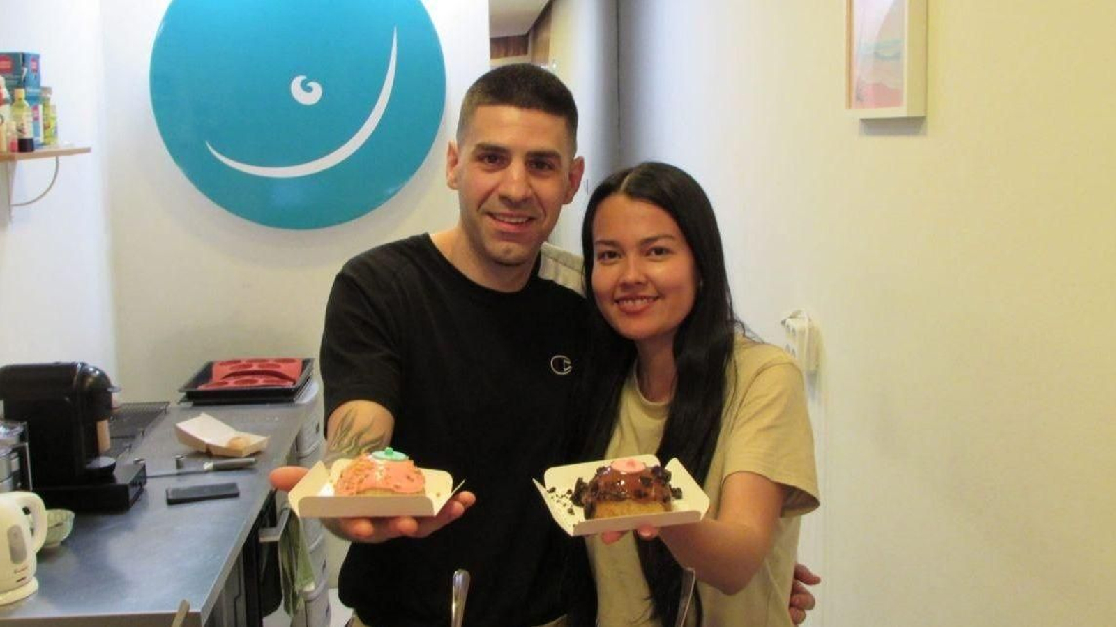 Daniela Andrea Rodríguez y Noé Peña Dulce, en la tienda “Tetayté” posando con un dulce.