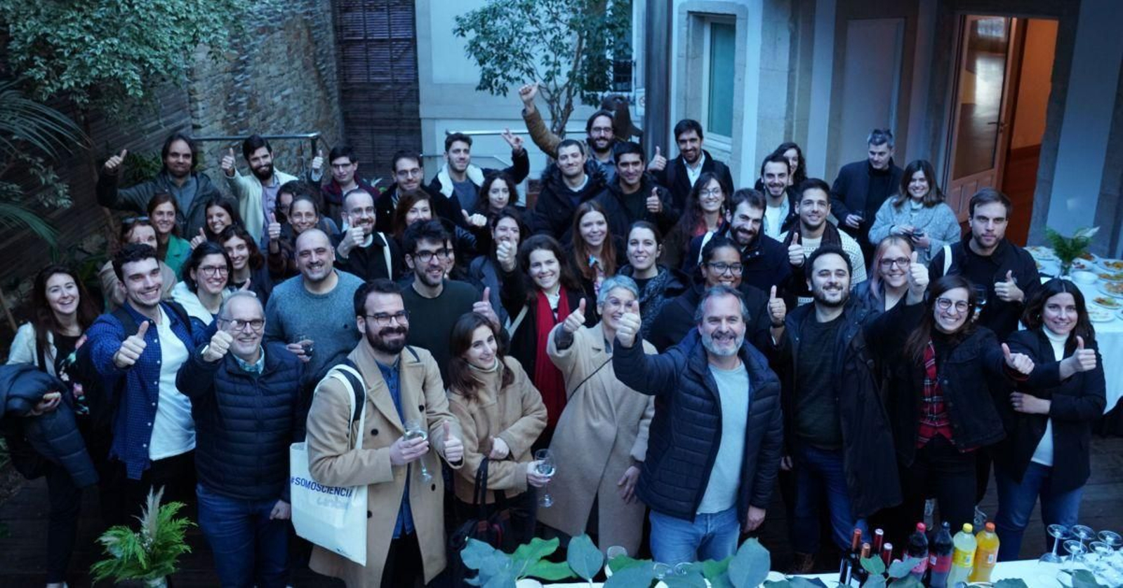 Foto de familia de los más de 80 asistentes al acto celebrado en la sede de Afundación.