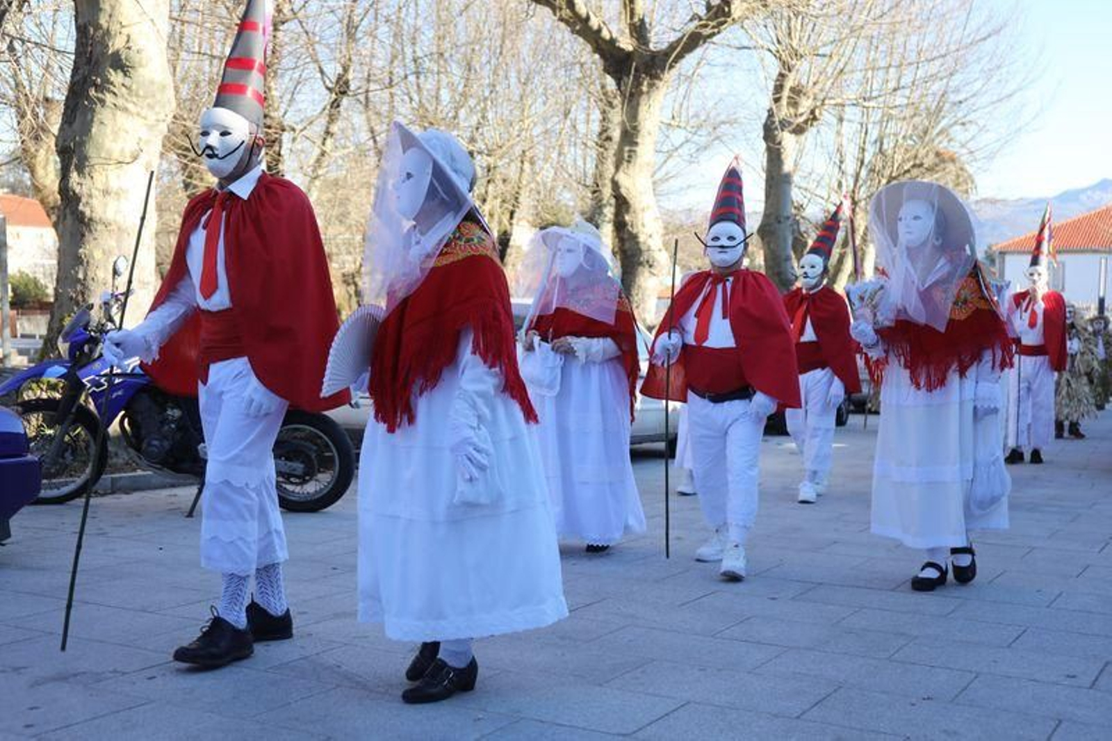 Madamitas y madamitos recorrieron con solemnidad las calles de Terrachán. (FOTO: José Paz)