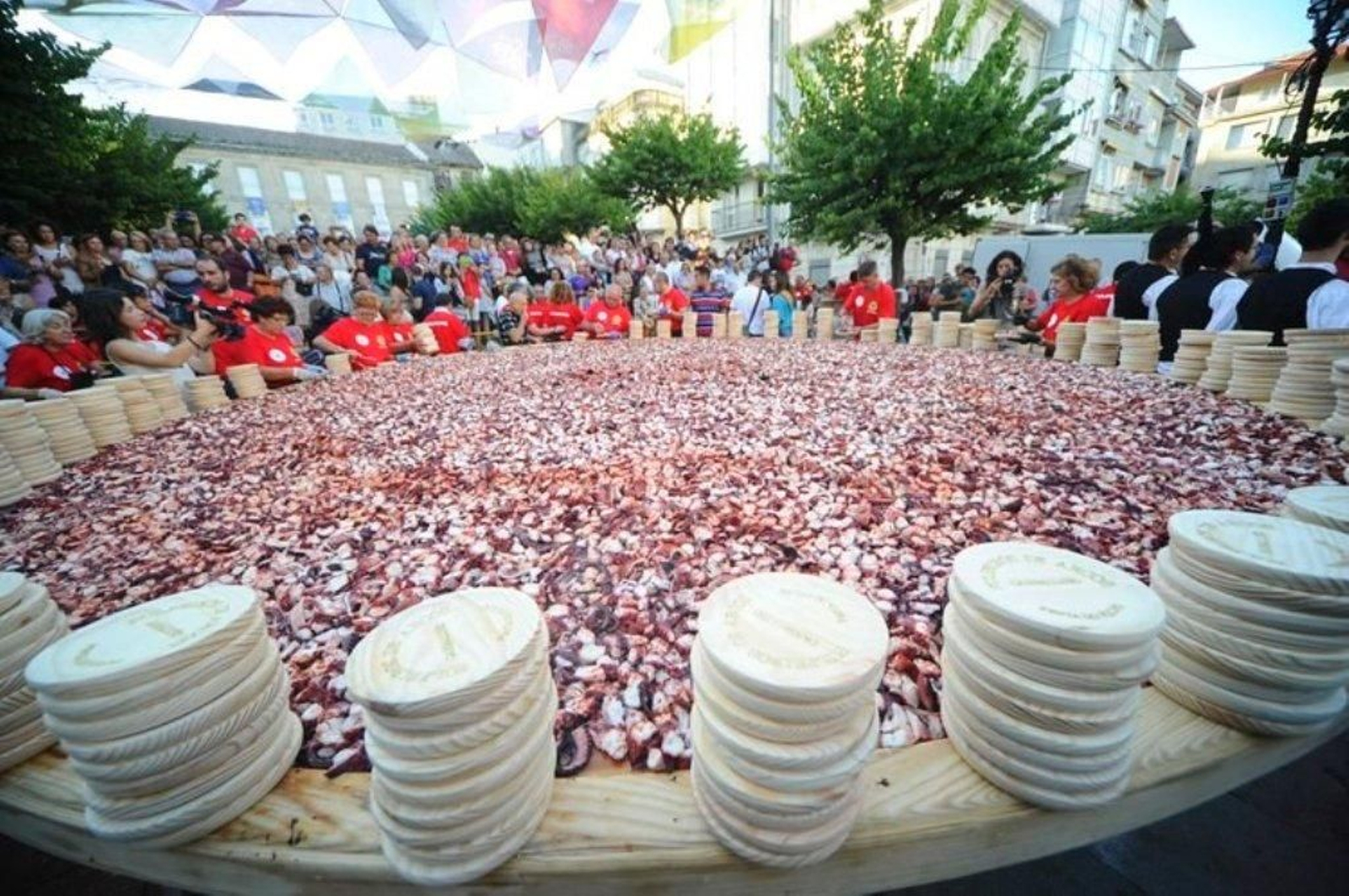 La elaboración de la tapa de pulpo más grande del mundo en Carballino 27