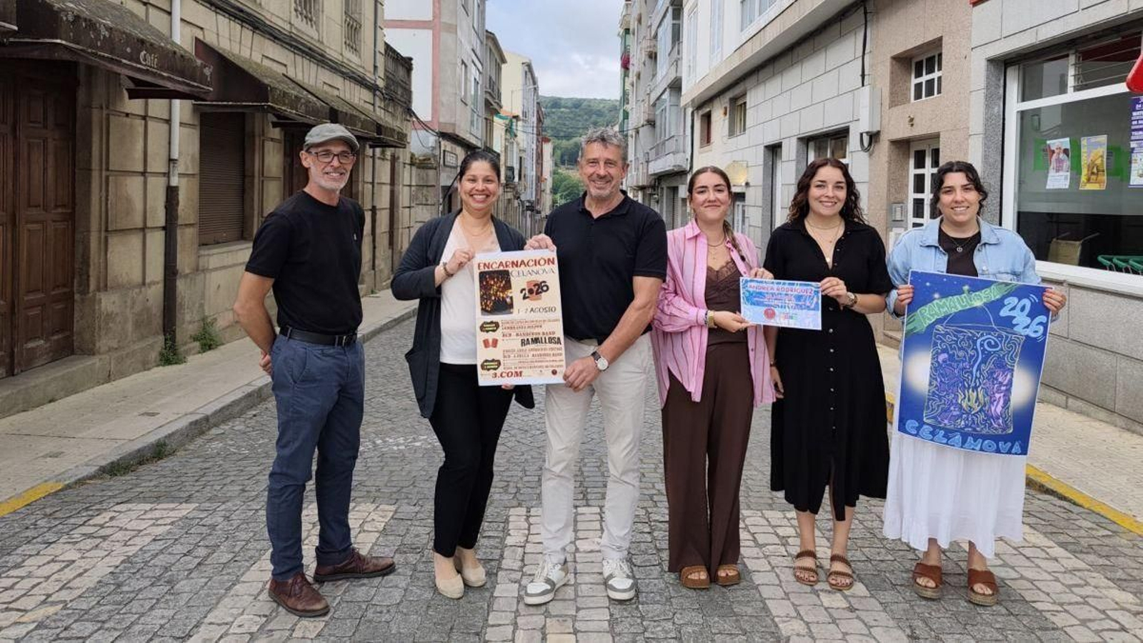 Representantes do Concello e da asociación cultural colaboradora, cos cartaces das festas.