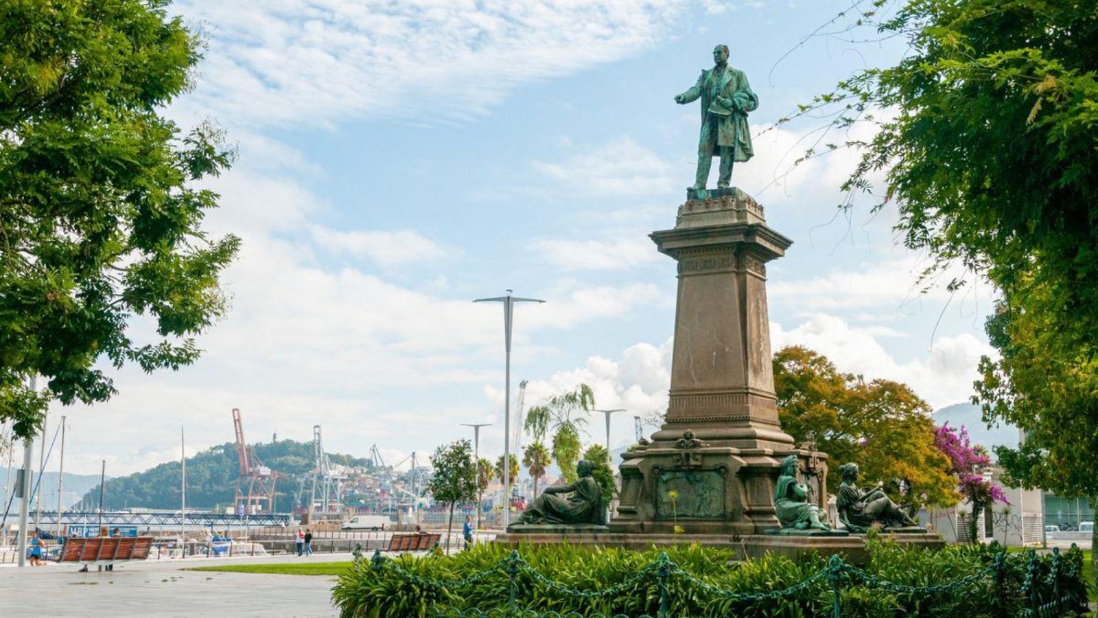 Este monumento ubicado en los jardines de Montero Ríos se mantiene en un mantenimiento aceptable, según la Xunta. Fue inaugurado en 1896 en honor al político José Elduayen. Diseñado por Jenaro de la Fuente